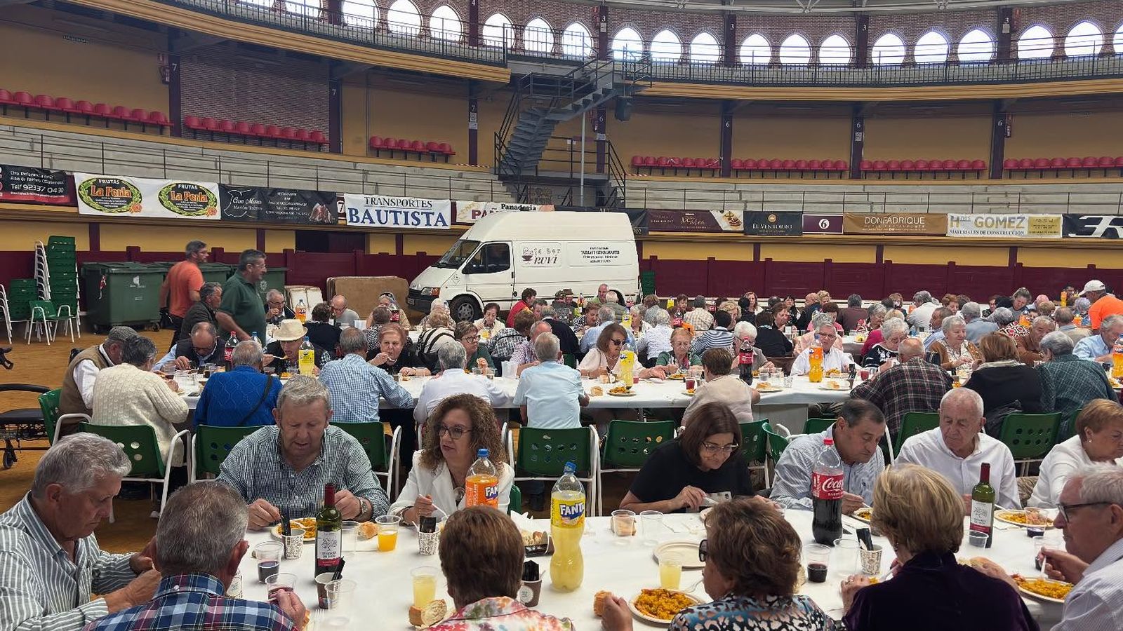 Comida del día del mayor en las fiestas de Alba de Tormes 