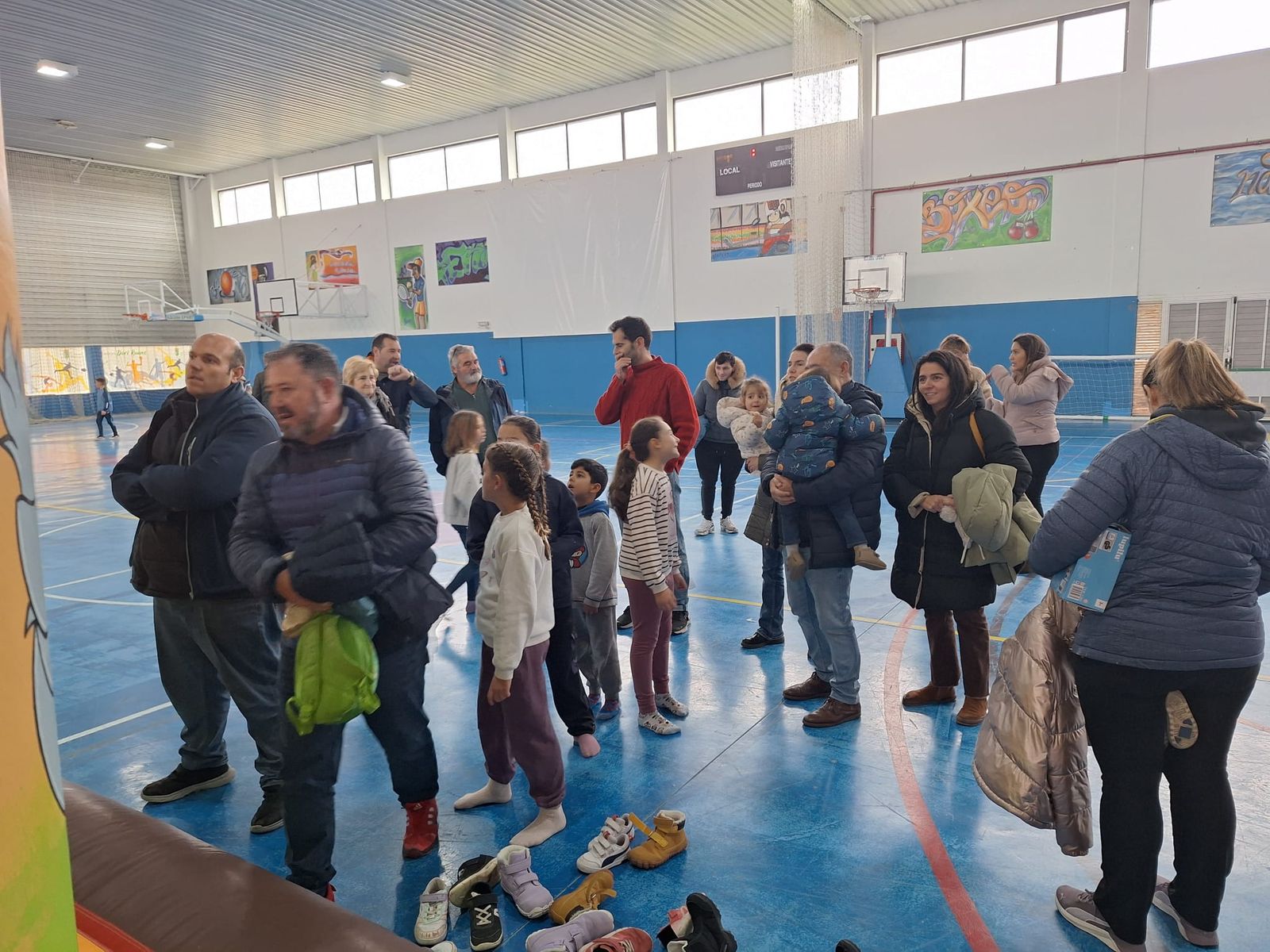 Hinchables, mercadillo y visita de papa Noel en Villamayor (16).jpeg