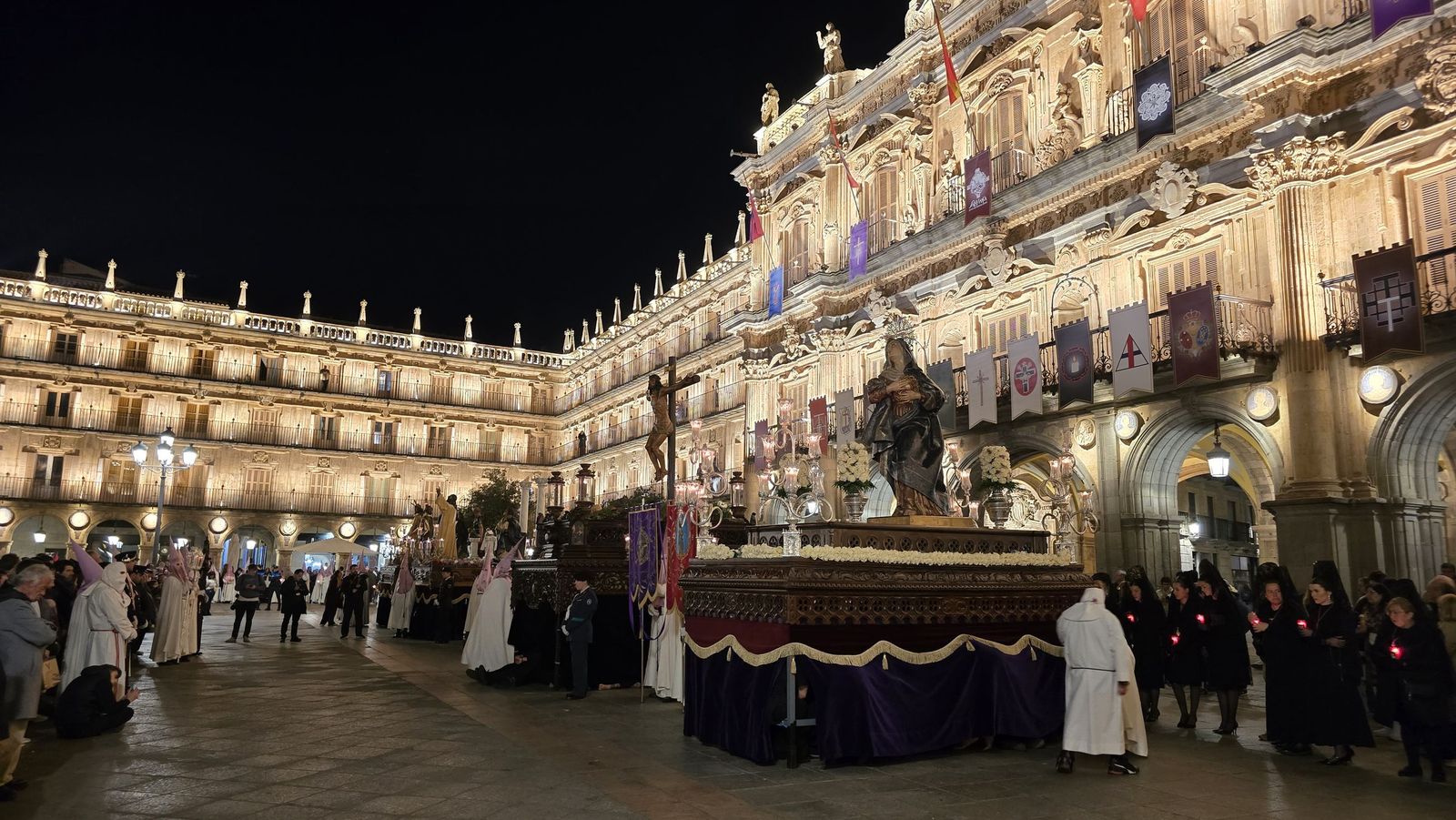 Emotivo desfile por el centenario de Seráfica Hermandad de Nazarenos con gran presencia de niños
