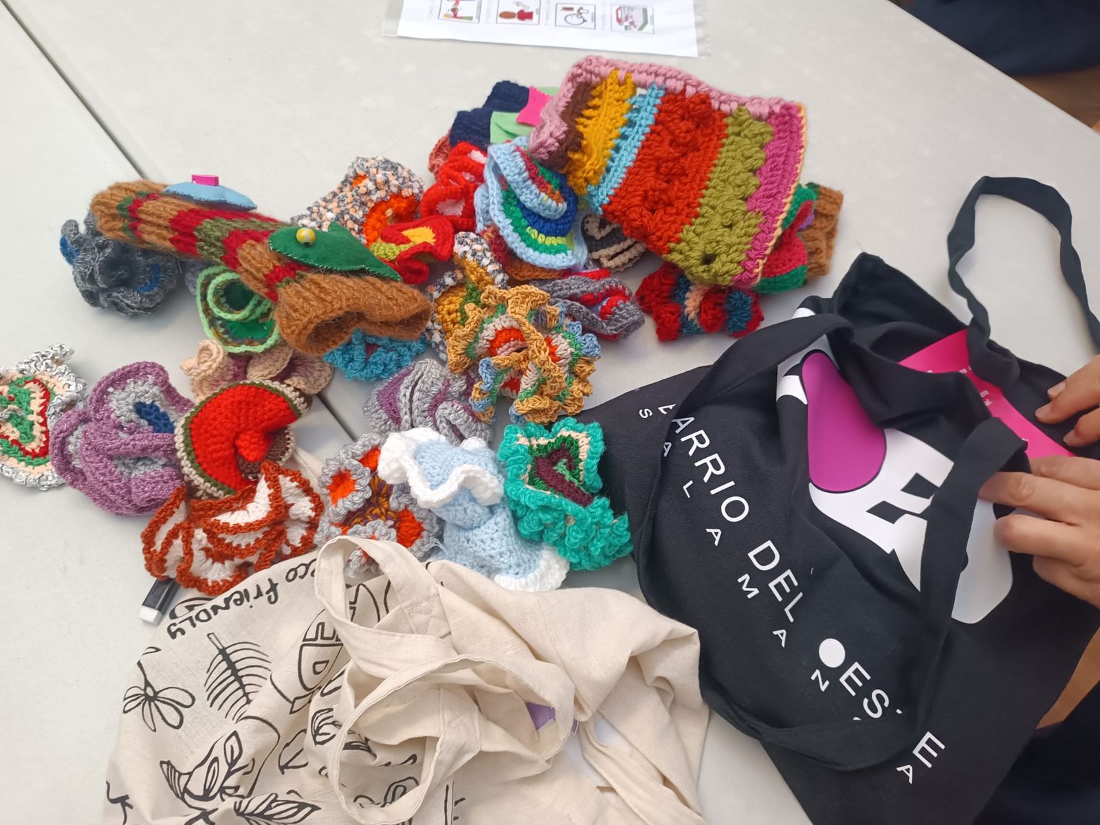 La Asociación ZOES entrega juegos hiperbólicos y manguitos tejidos a ganchillo con lana a entidades sociales de Salamanca