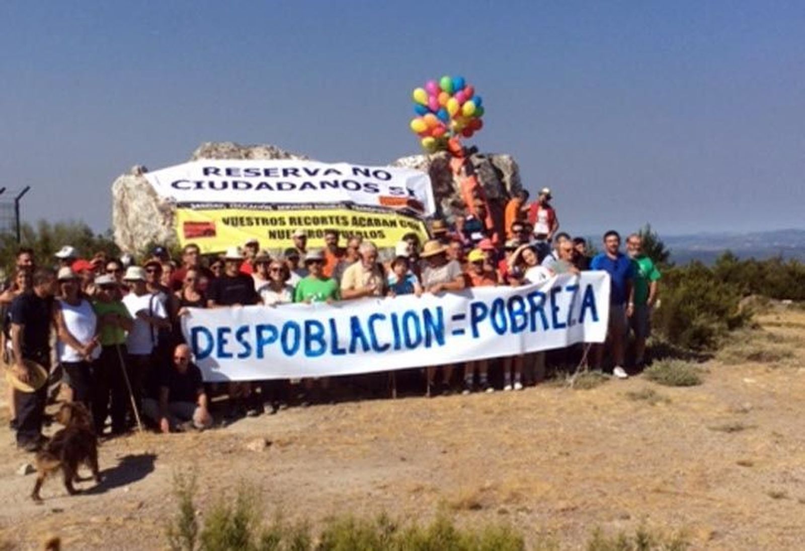 Decenas de personas luchan en Peña Mira contra la despoblación