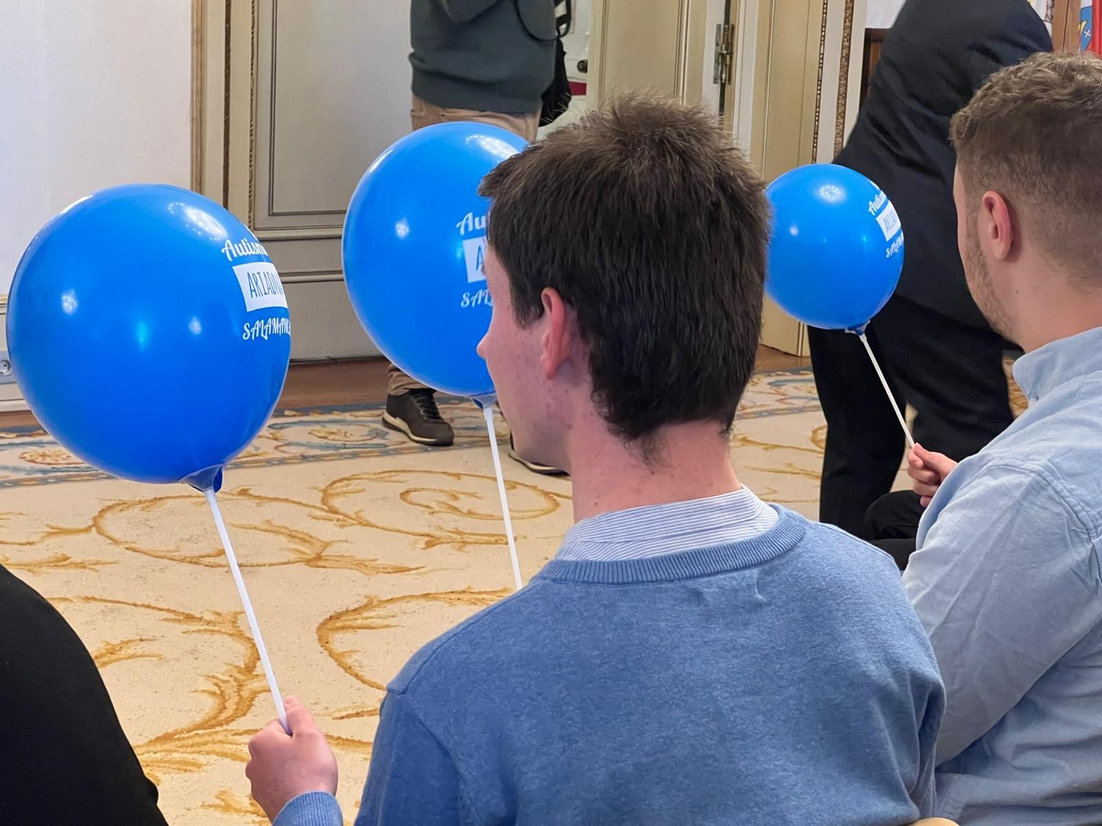 personas-con-tea-visitan-el-ayuntamiento-de-salamanca-en-el-dia-mundial-de-concienciacion-sobre-el-autismo-1