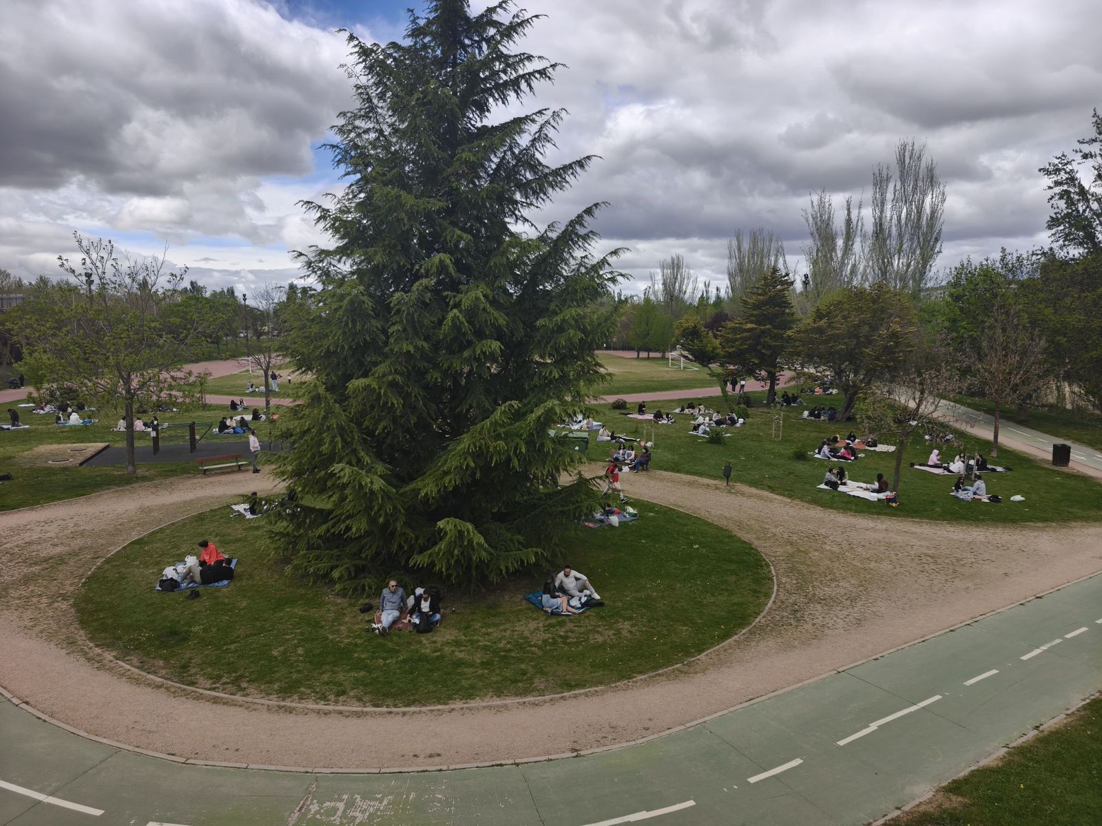 Un multitudinario Lunes de Aguas en Salamanca llena la ribera del Tormes