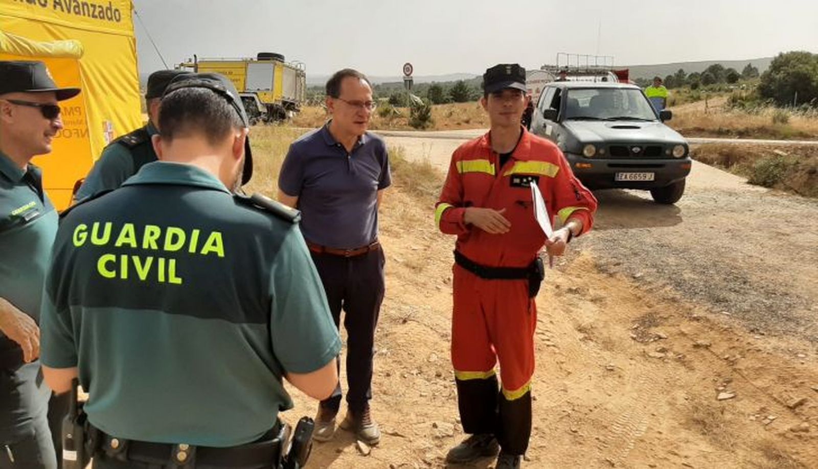 El subdelegado del Gobierno departe con el capitán Pascual, jefe del operativo de la Unidad Militar de Emergencias, en el Puesto de Mando Destacado