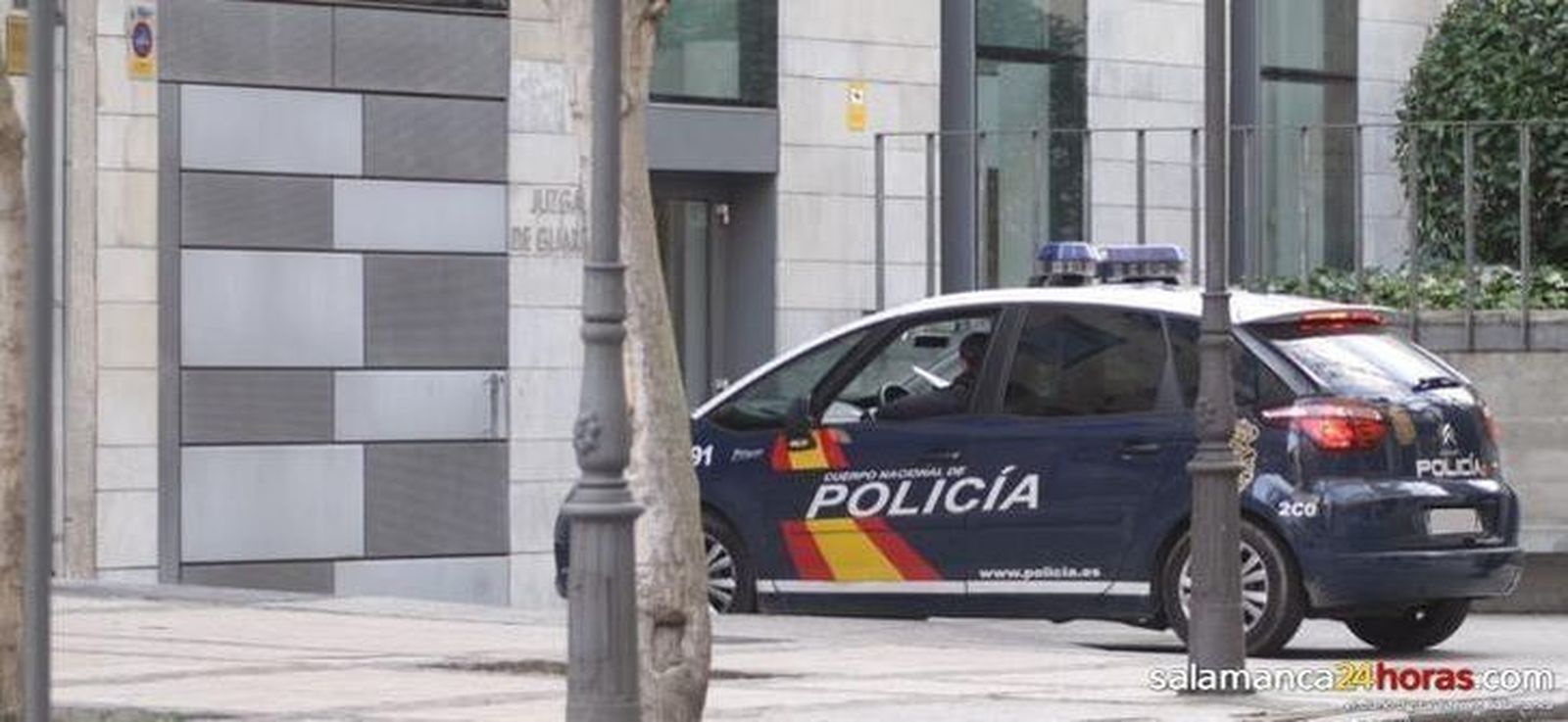 Agrede a un policía tras identificarle por enseñar los genitales en el hospital