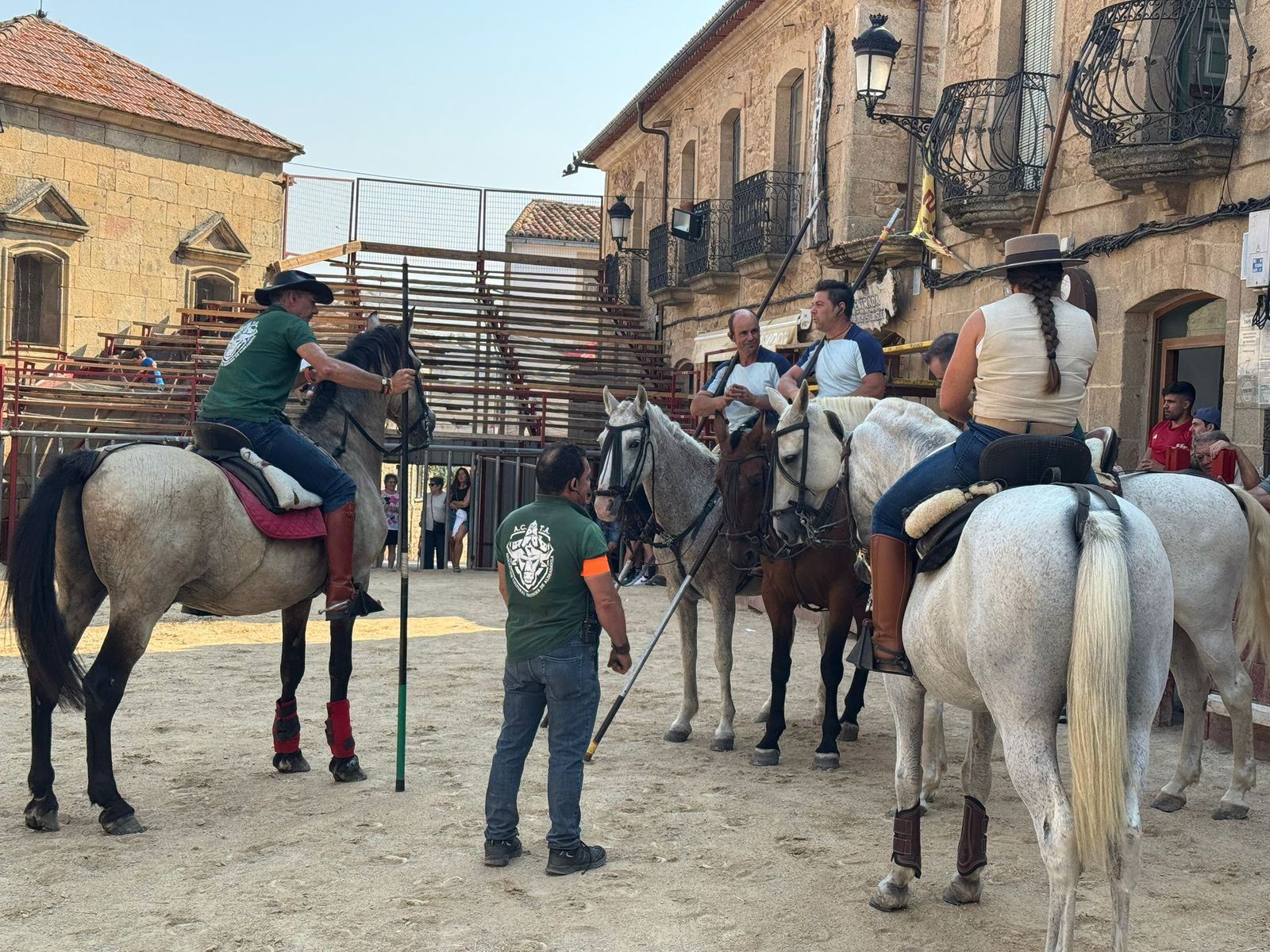 Encierro de bueyes en Aldeadávila de la Ribera para enseñarles el camino para los encierros en sus fiestas 2025