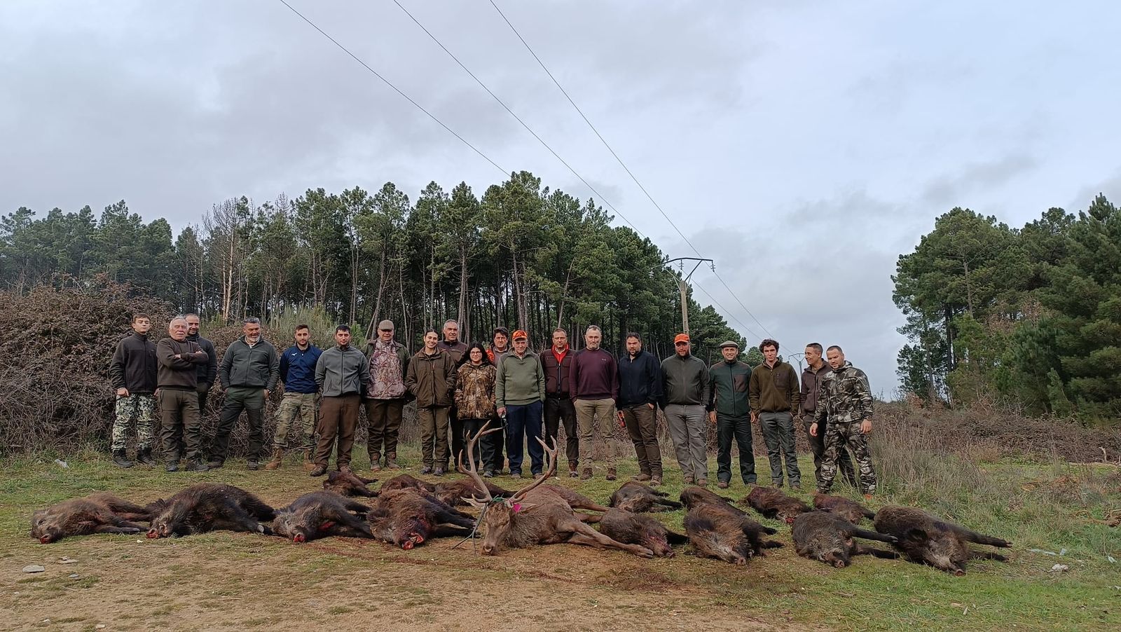 Cazadores posando con sus trofeos tras una jornada de caza en la provincia de Salamanca