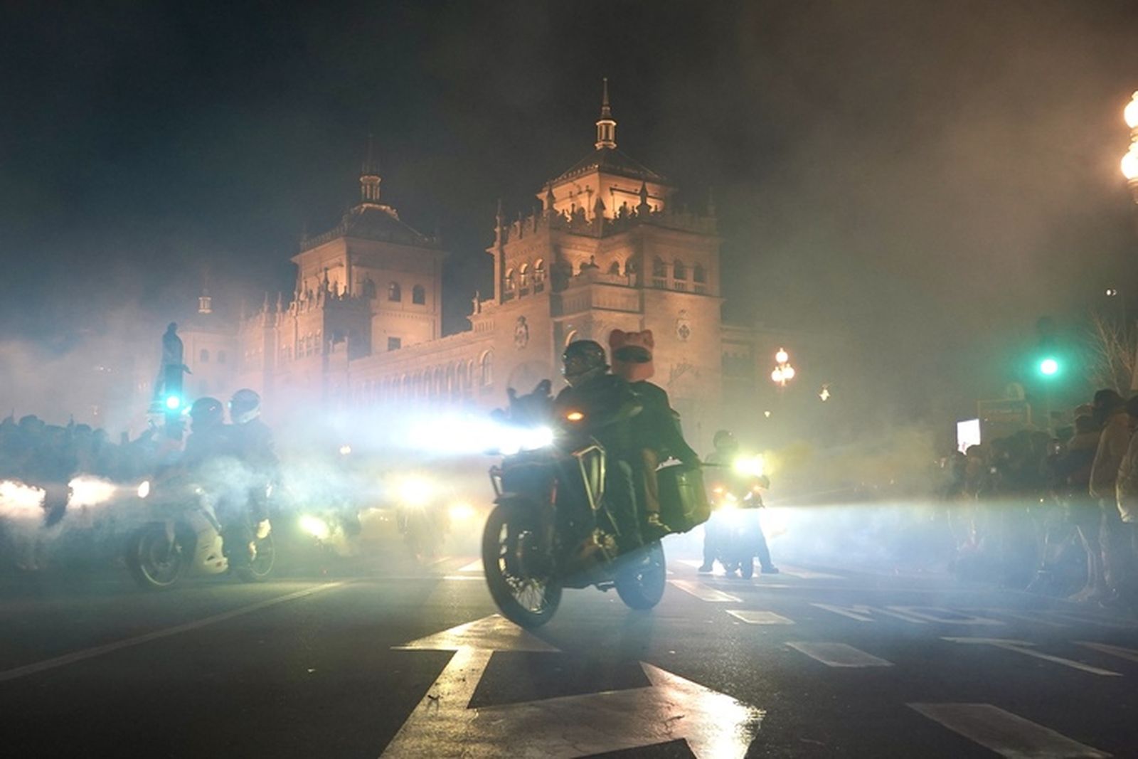 Miriam Chacón / ICAL . Desfile de antorchas de la Concentración Motorista Invernal Pingüinos 2026 en homenaje a los motoristas fallecidos.