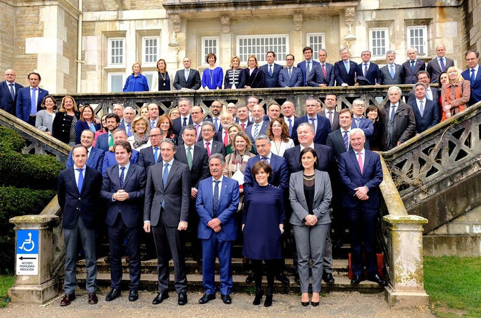 FOTO de familia en Santander En centro de la 3ª fila junto a delegado de Cataluña asoma la delegada del Gobierno en CyL Mª José Salgueiro FOTO de familia en Santander En centro de la 3ª fila junto a delegado de Cataluña asoma la delegada del Gobierno en CyL Mª José Salgueiro