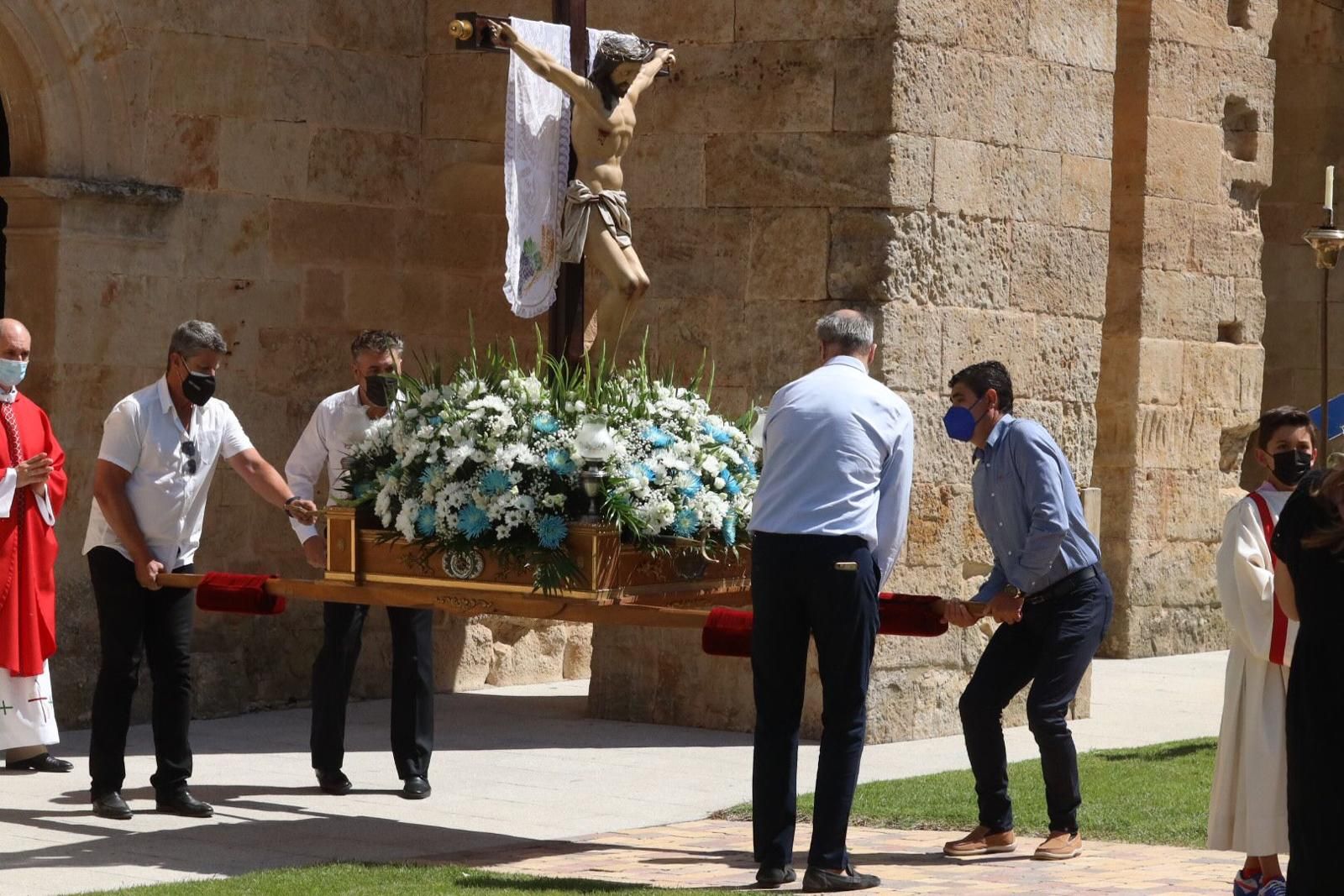 Procesión en Castellanos de Moriscos en honor al Cristo de las Batallas (6)