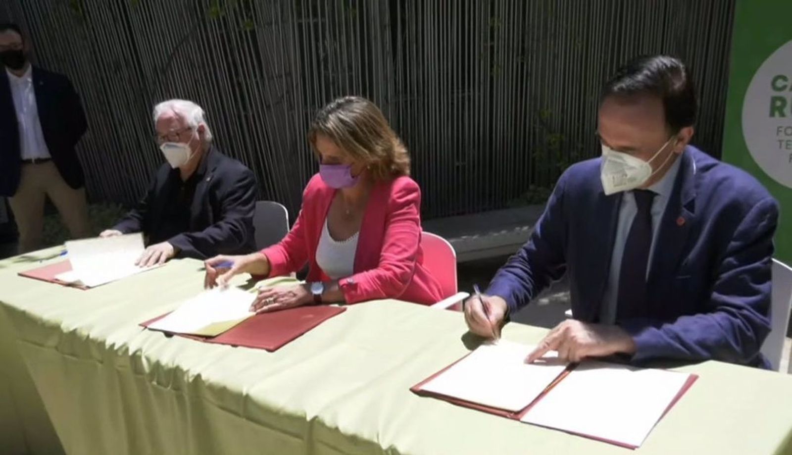 De izquierda a derecha: el ministro de Universidades, Manuel Castells; la ministra para la Transición Ecológica y el Reto Demográfico, Teresa Ribera; y el presidente de Crue, José Carlos Gómez Villamandos, en la presentación de Campus Rural