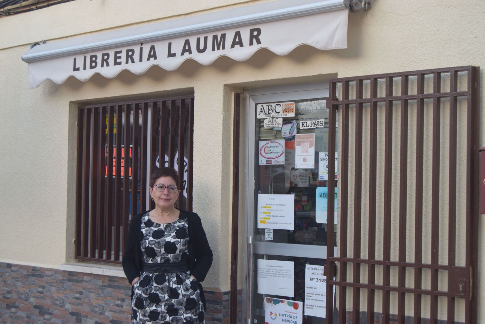 Pilar, frente a la librería