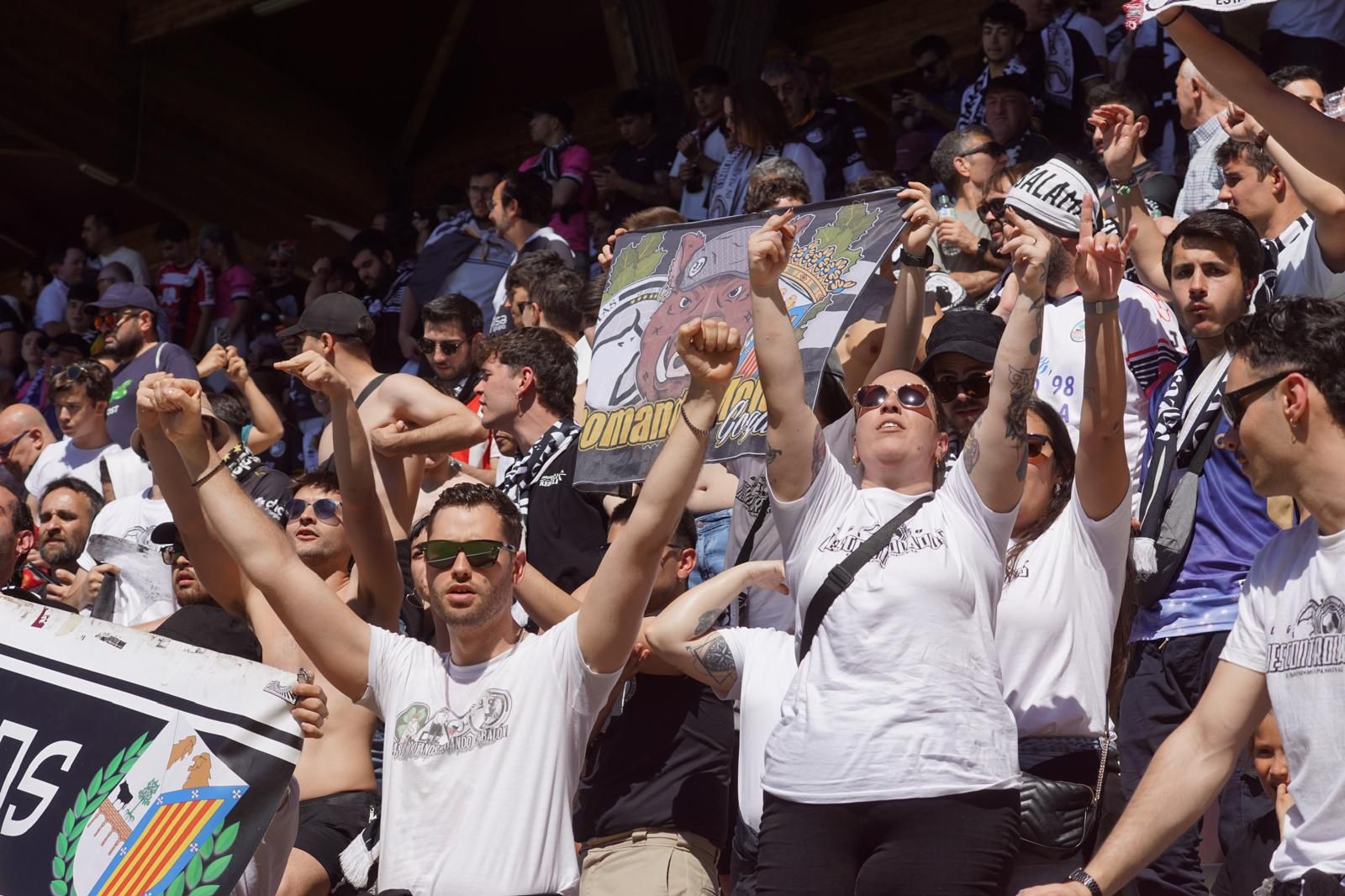 Gran ambiente en la grada para ver el partido entre Zamora - Unionistas en el Estadio Ruta de la Plata