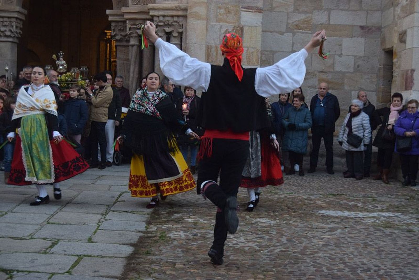 las-candelas-vuelven-a-unir-la-iglesia-de-san-juan-con-la-de-san-vicente-73