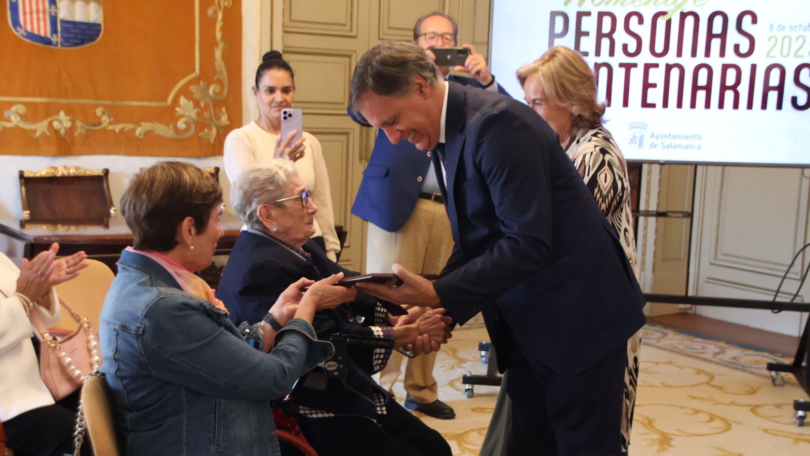 El alcalde de Salamanca, Carlos García Carbayo entregándole la placa a Teresa Hierro