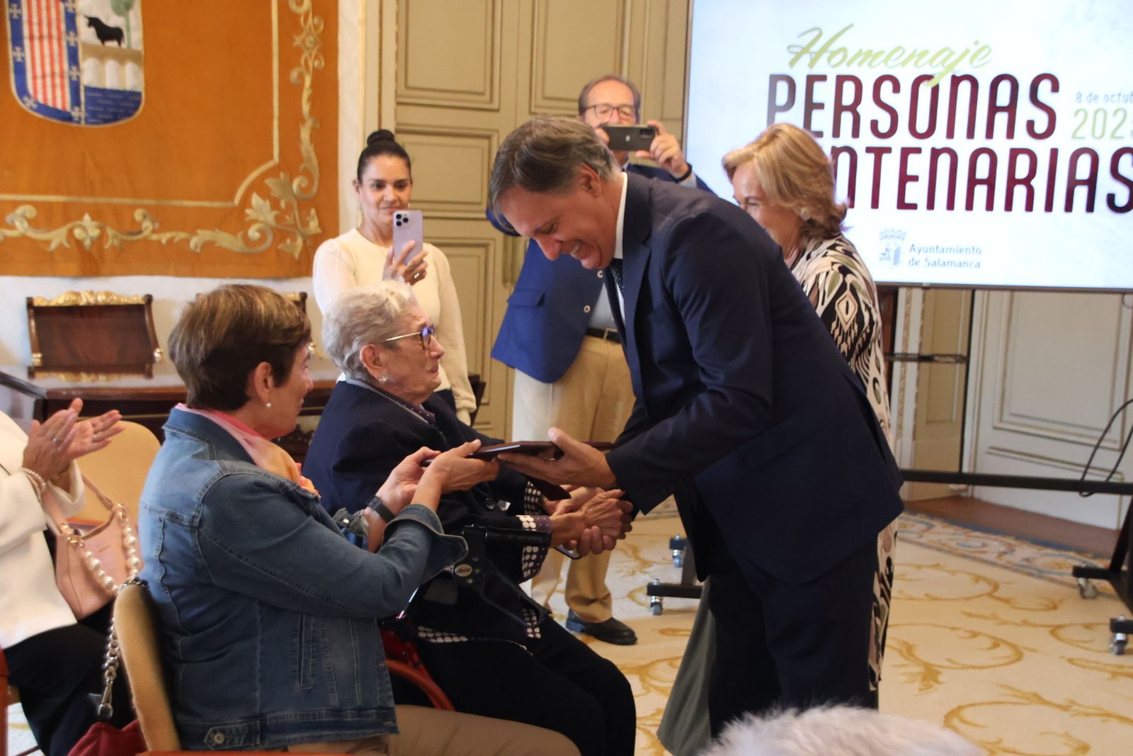 El alcalde de Salamanca, Carlos García Carbayo, preside el homenaje a personas centenarias de la ciudad