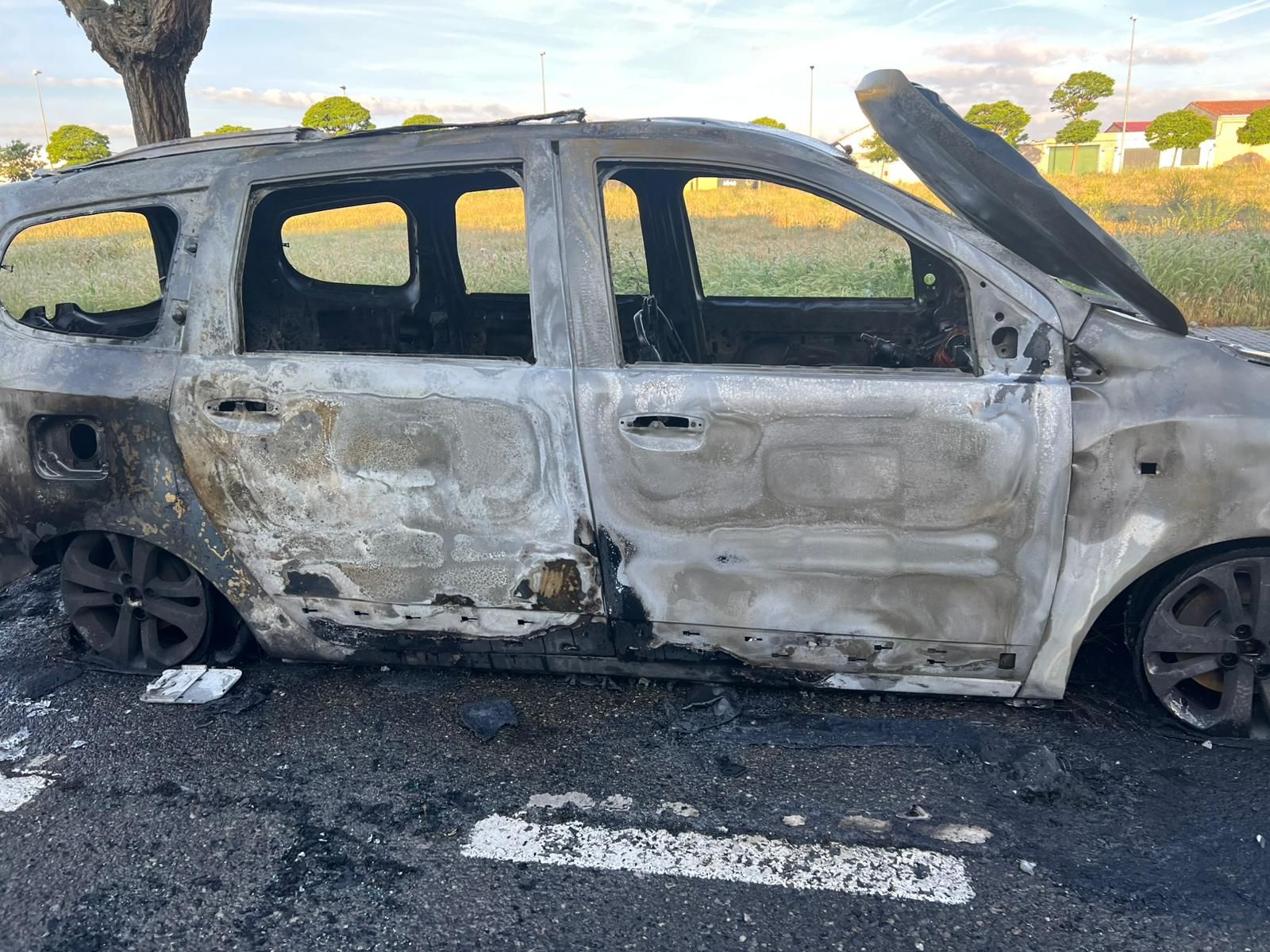 Un coche arde de madrugada en Puente Ladrillo y queda totalmente calcinado