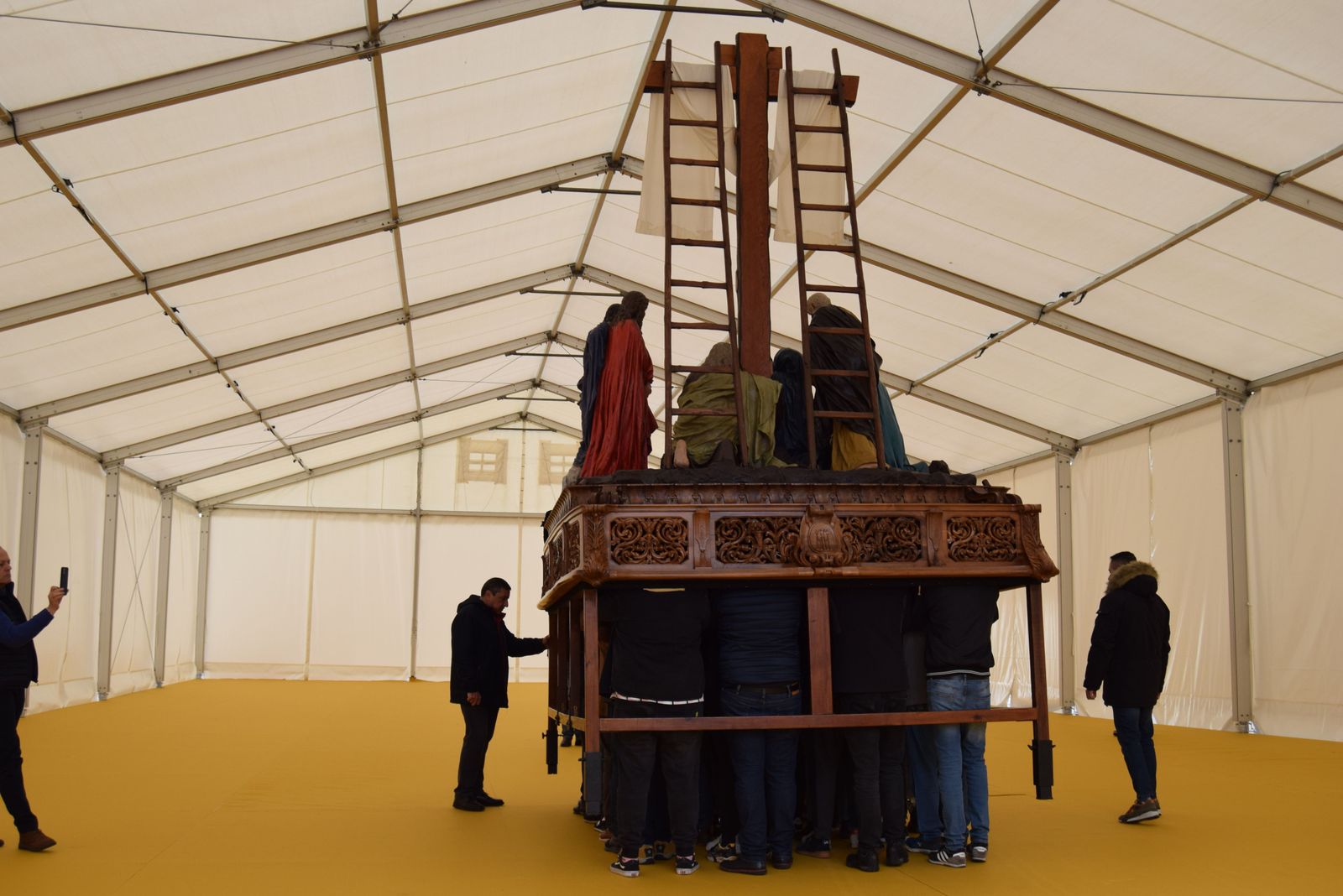 traslado-de-los-pasos-de-semana-santa-a-la-carpa-20