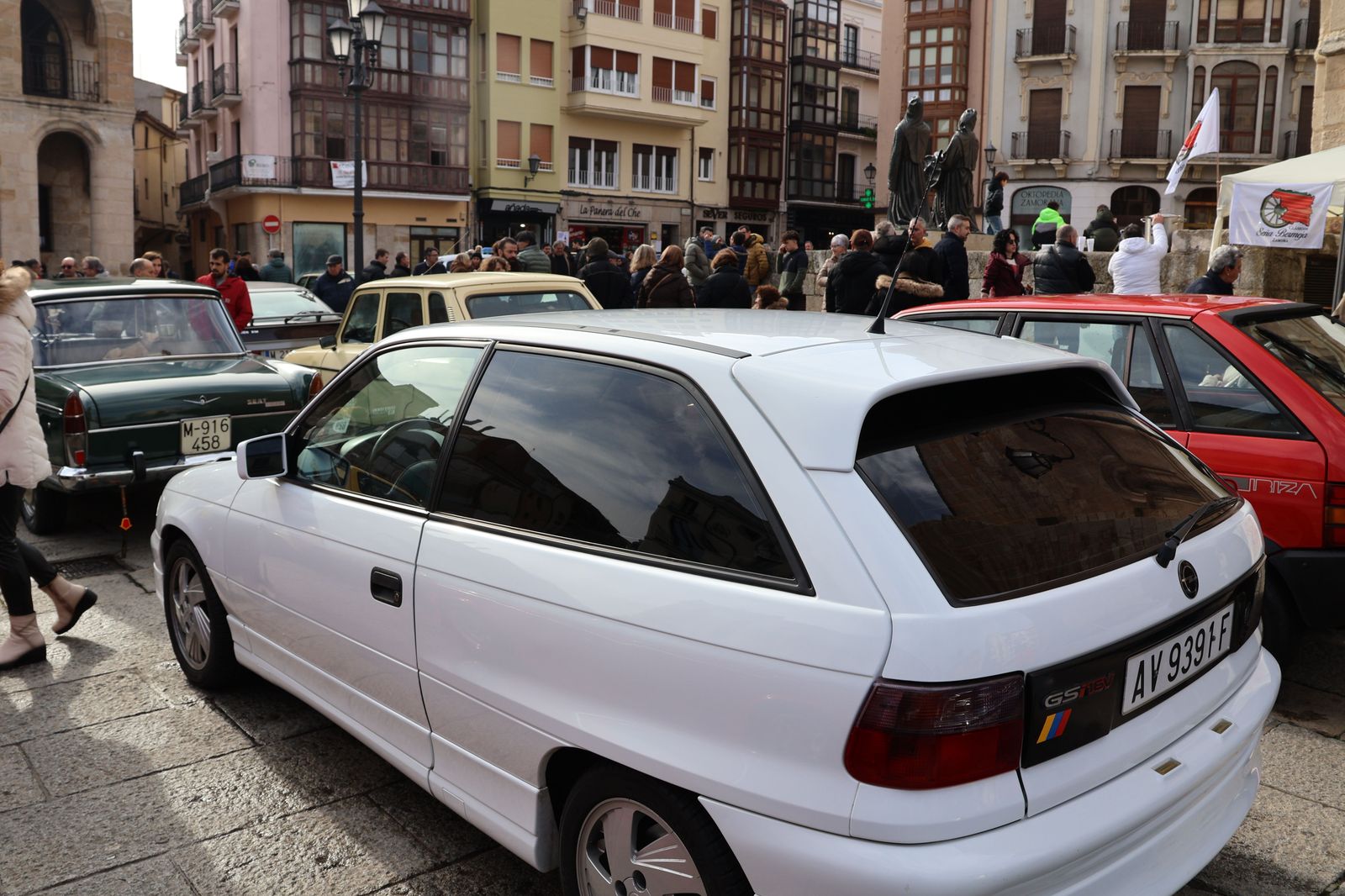 concentracion-de-coches-clasicos-en-la-plaza-mayor-9