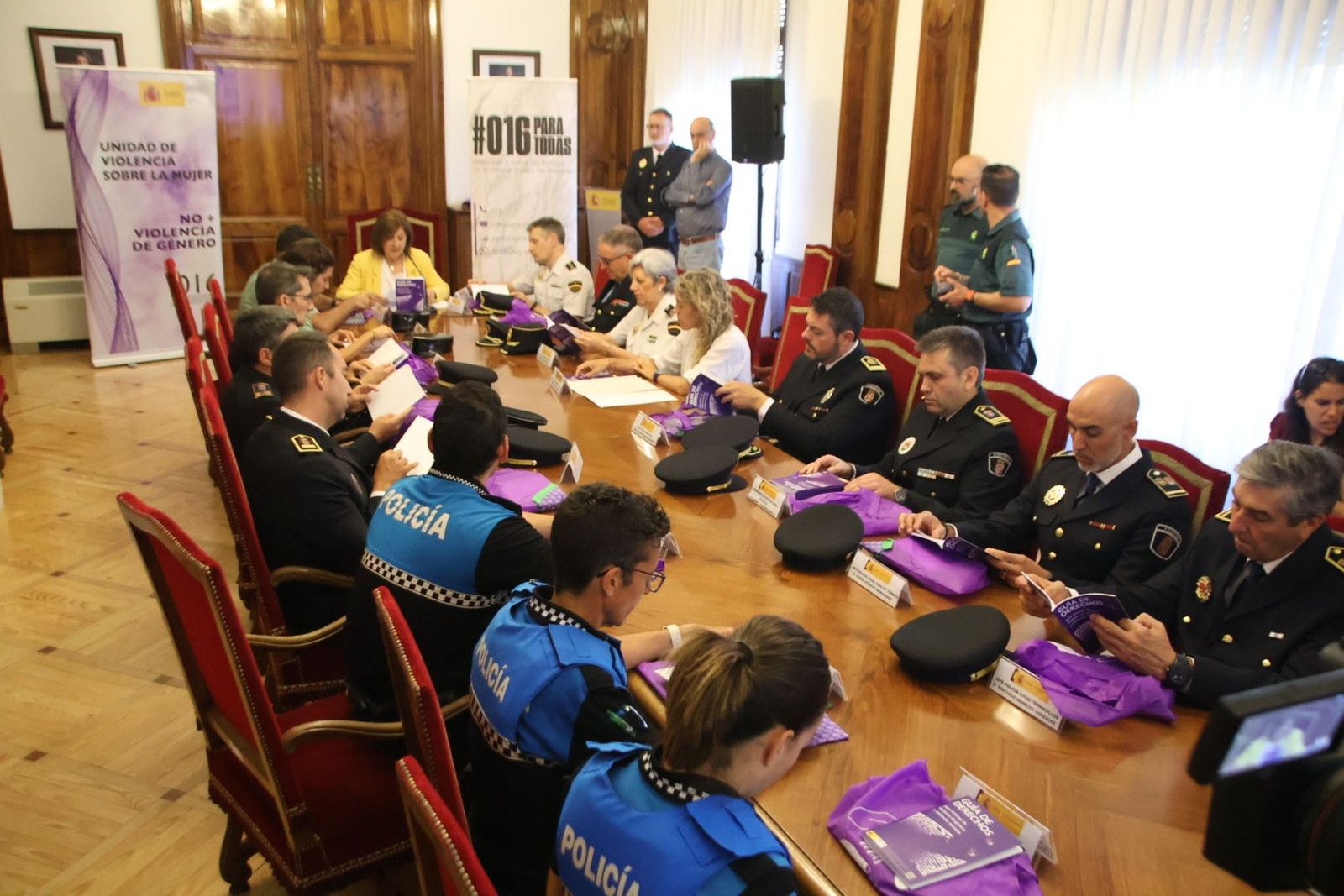 La subdelegación del Gobierno entrega la Guía de Derechos para víctimas de violencia de género y violencias sexuales