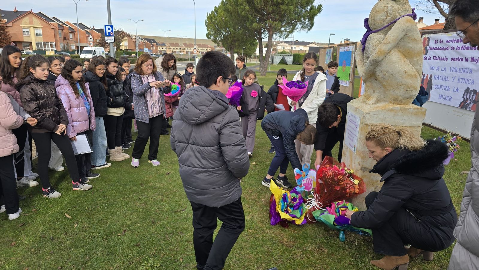 Ofrenda floral y lectura del manifiesto institucional por el Día Contra la Violencia de Género