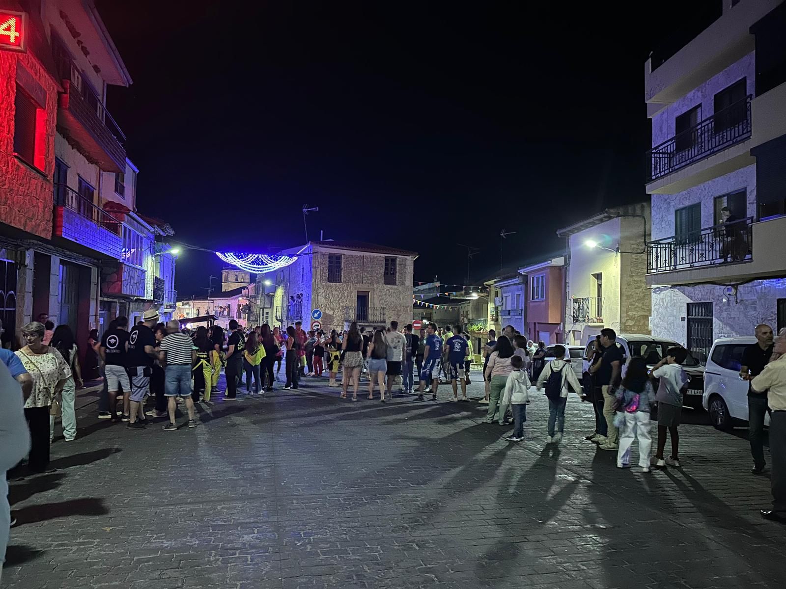 El desfile de carrozas de Aldeadávila vuelve a llenar de luz y color las calles en sus fiestas