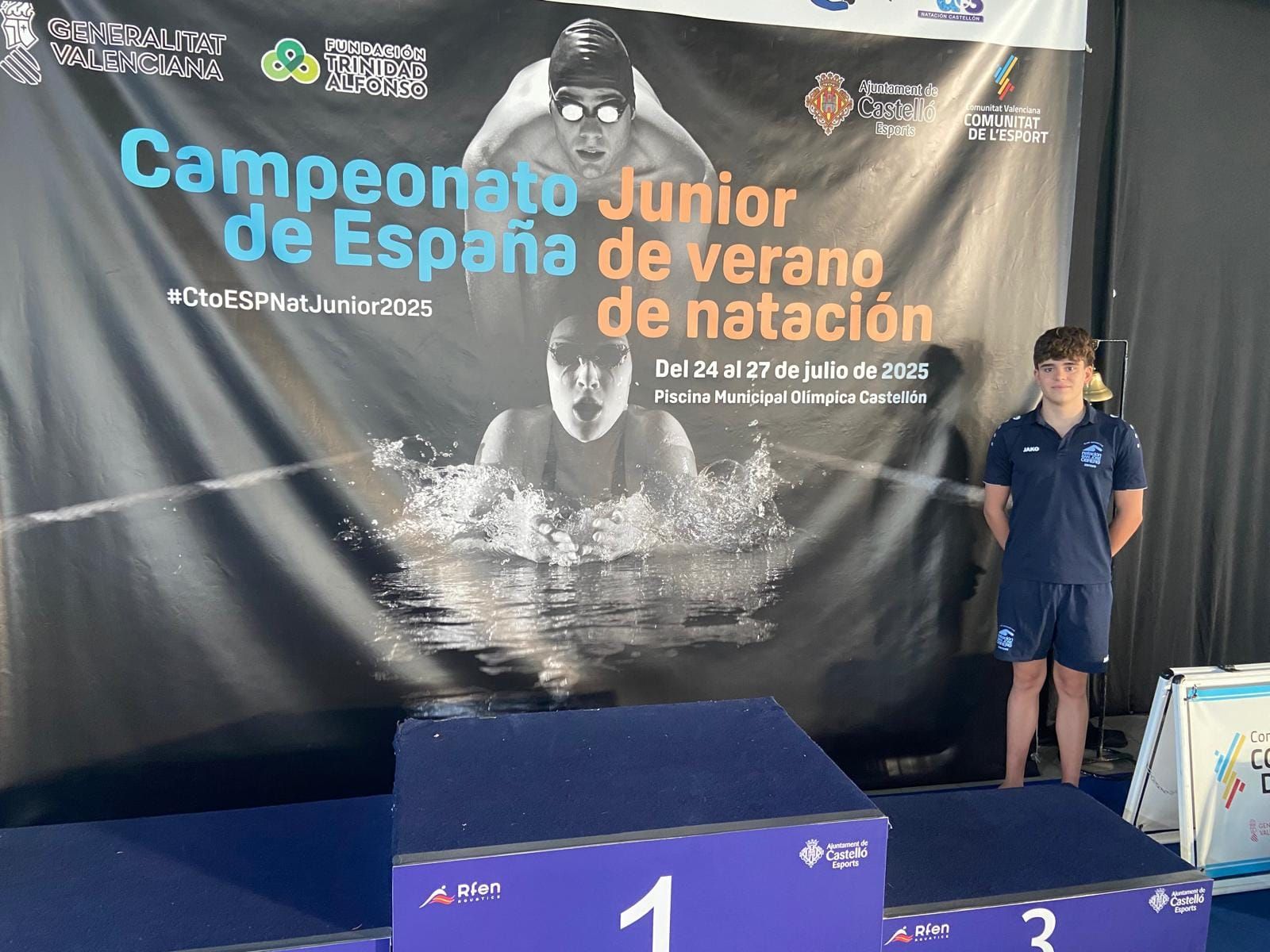 Mateo Manías brilla en su debut en el Campeonato de España Junior de Natación