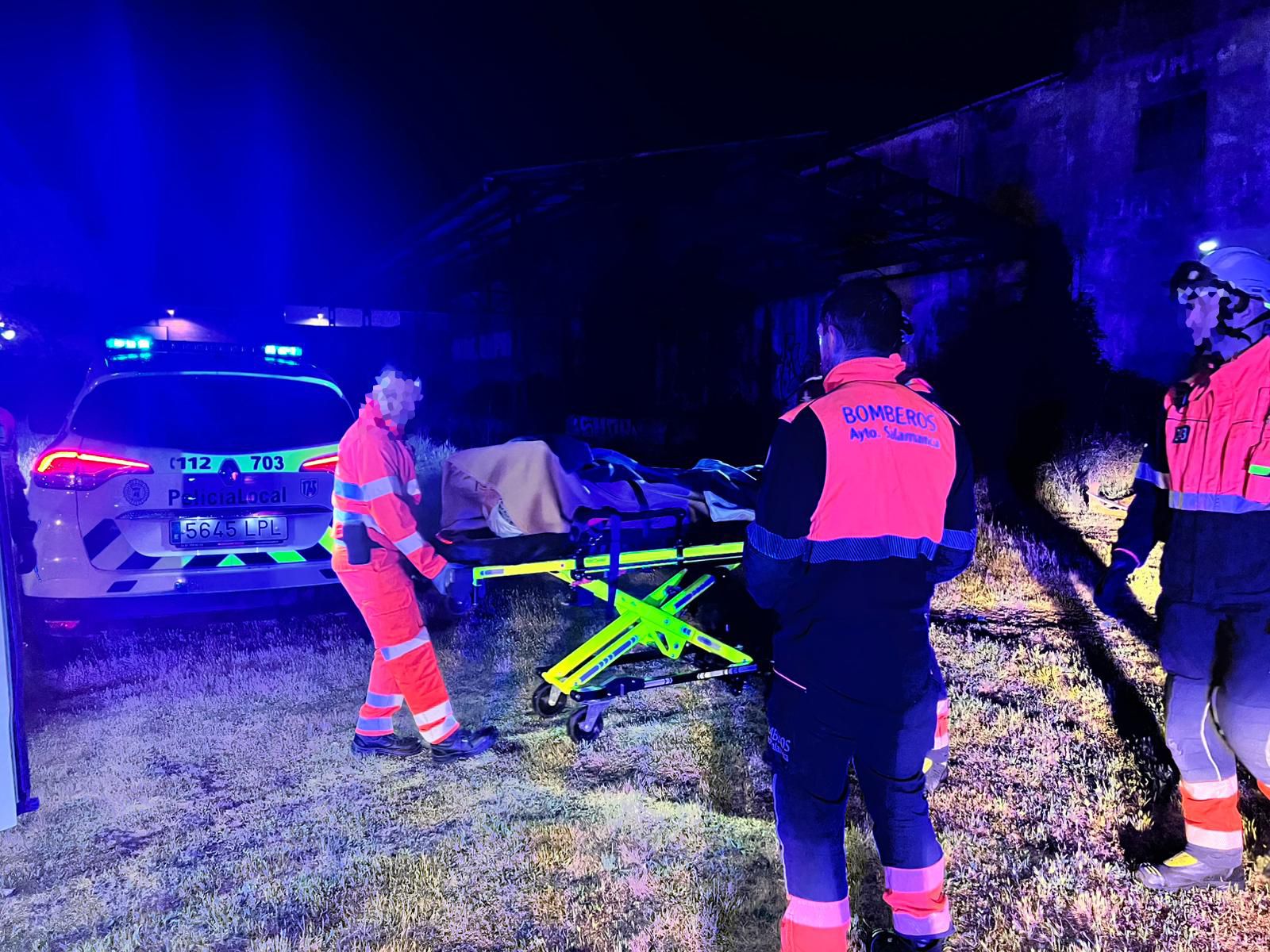 Rescate a un hombre en un pozo en una nave del barrio de Tejares