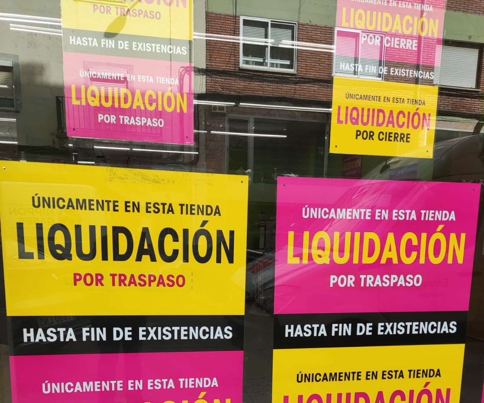 Anuncio de liquidación en un supermerado Dia de la capital