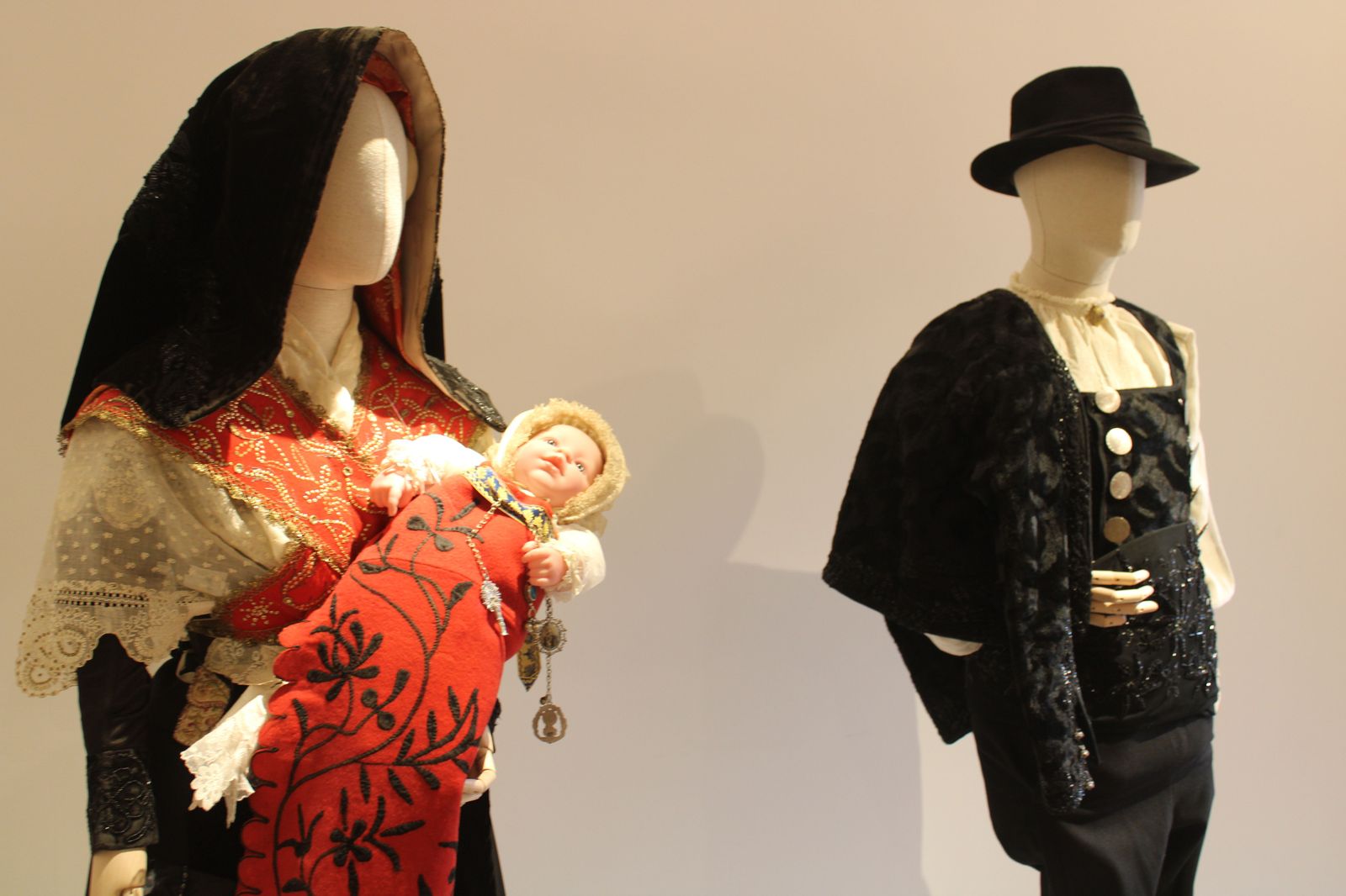 exposicion-aires-de-marzo-casada-de-gala-de-lumbrales-y-traje-de-acristianar-2