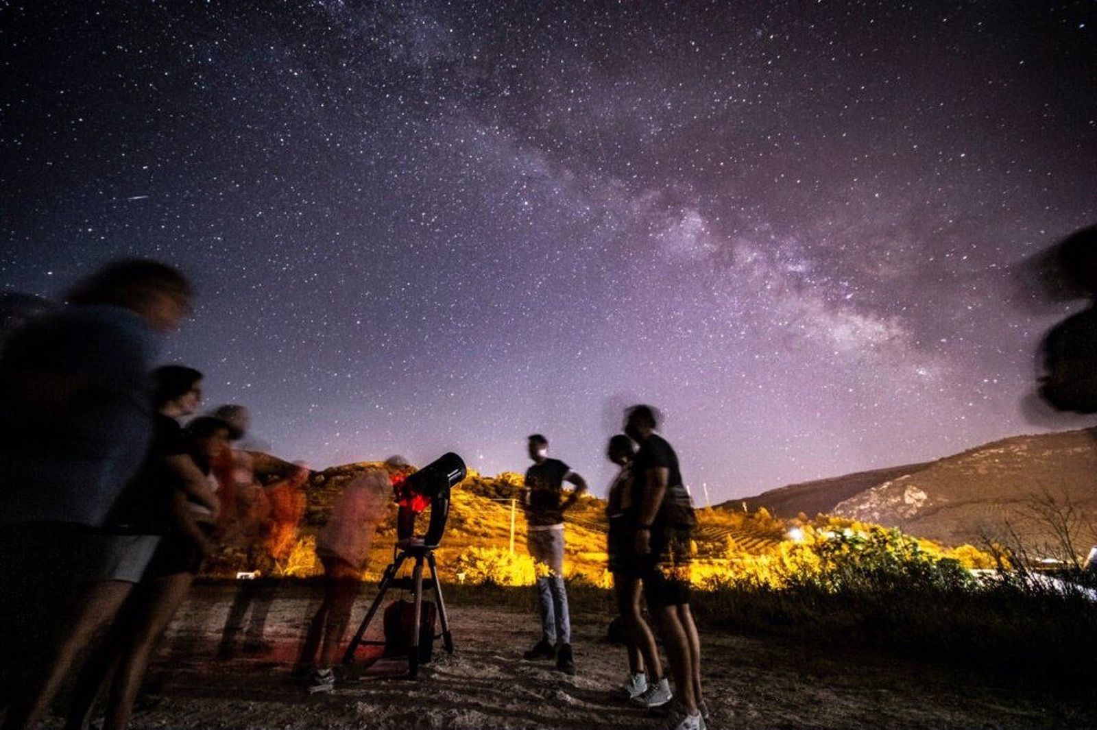 Un grupo de aficionados observando el cielo nocturno. EP