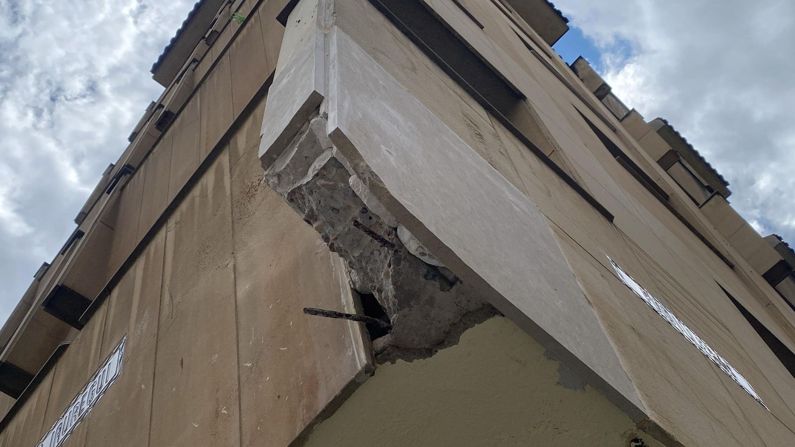 Furgoneta choca contra saliente calle José Jáuregui