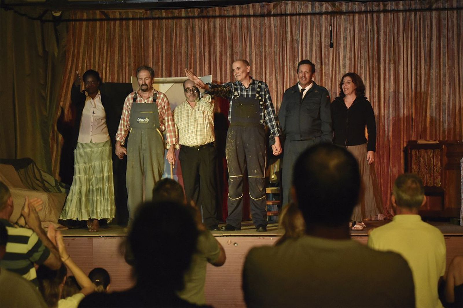 Integrantes del grupo de teatro Zaranda después de una de sus representaciones Integrantes del grupo de teatro Zaranda después de una de sus representaciones
