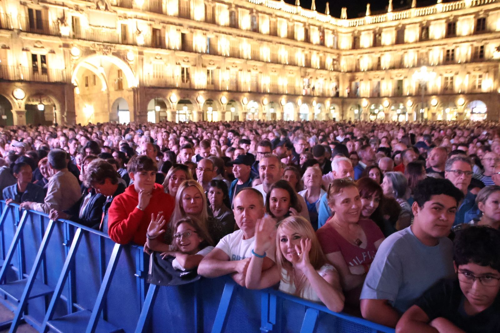 Medina Azahara hace vibrar a la Plaza Mayor de Salamanca con su eterno y emblemático rock
