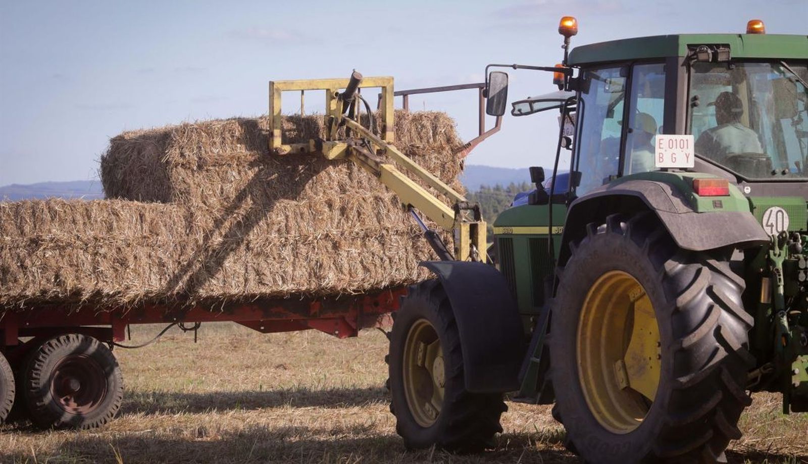 Un tractor recogiendo alpacas. PAC. Unidades de Desarrollo Agrario. Carlos Castro. Archivo. Un tractor recogiendo alpacas. PAC. Unidades de Desarrollo Agrario. Carlos Castro. Archivo.