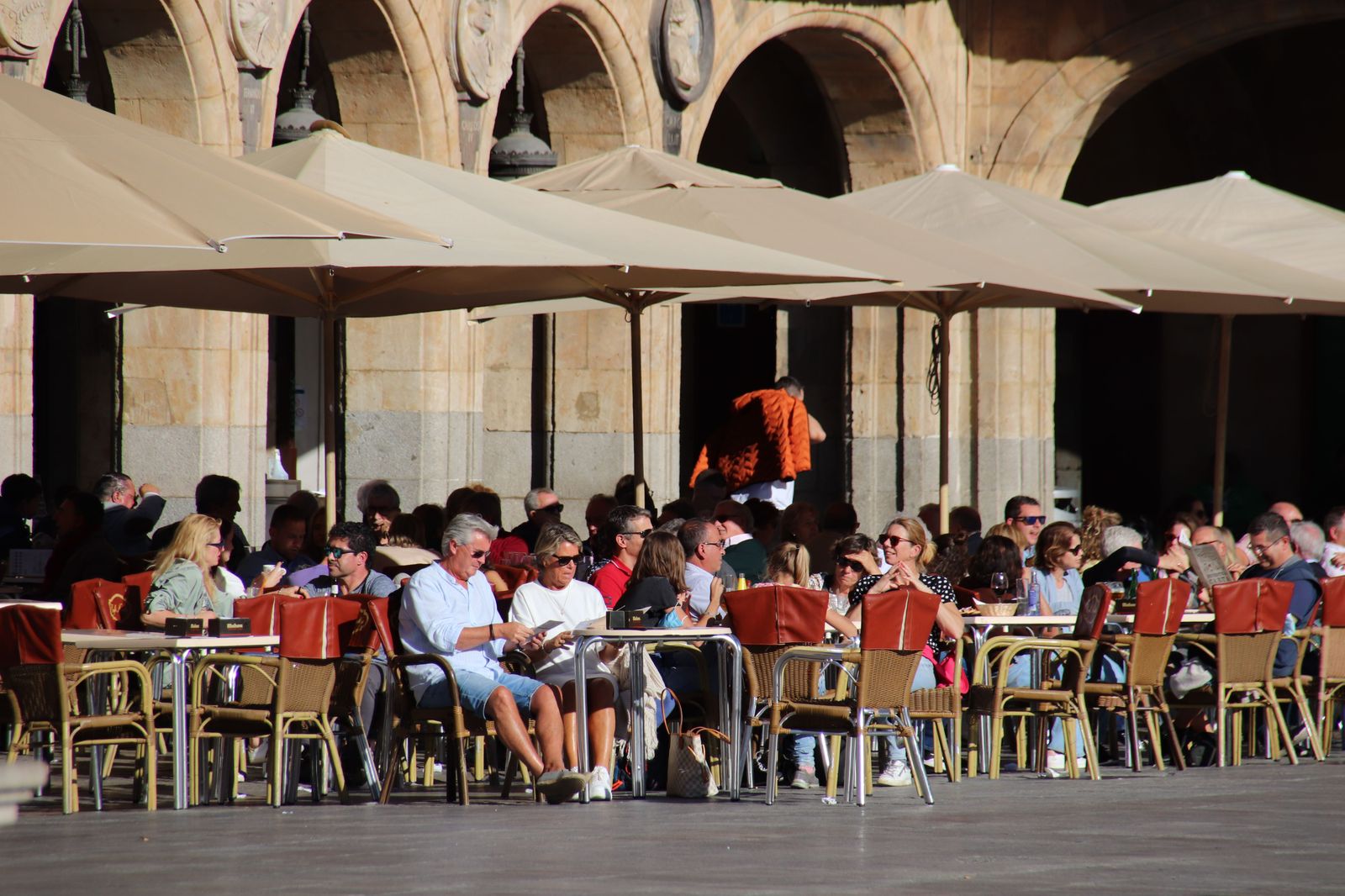 Ciudadanos en una terraza de la Plaza Mayor de Salamanca