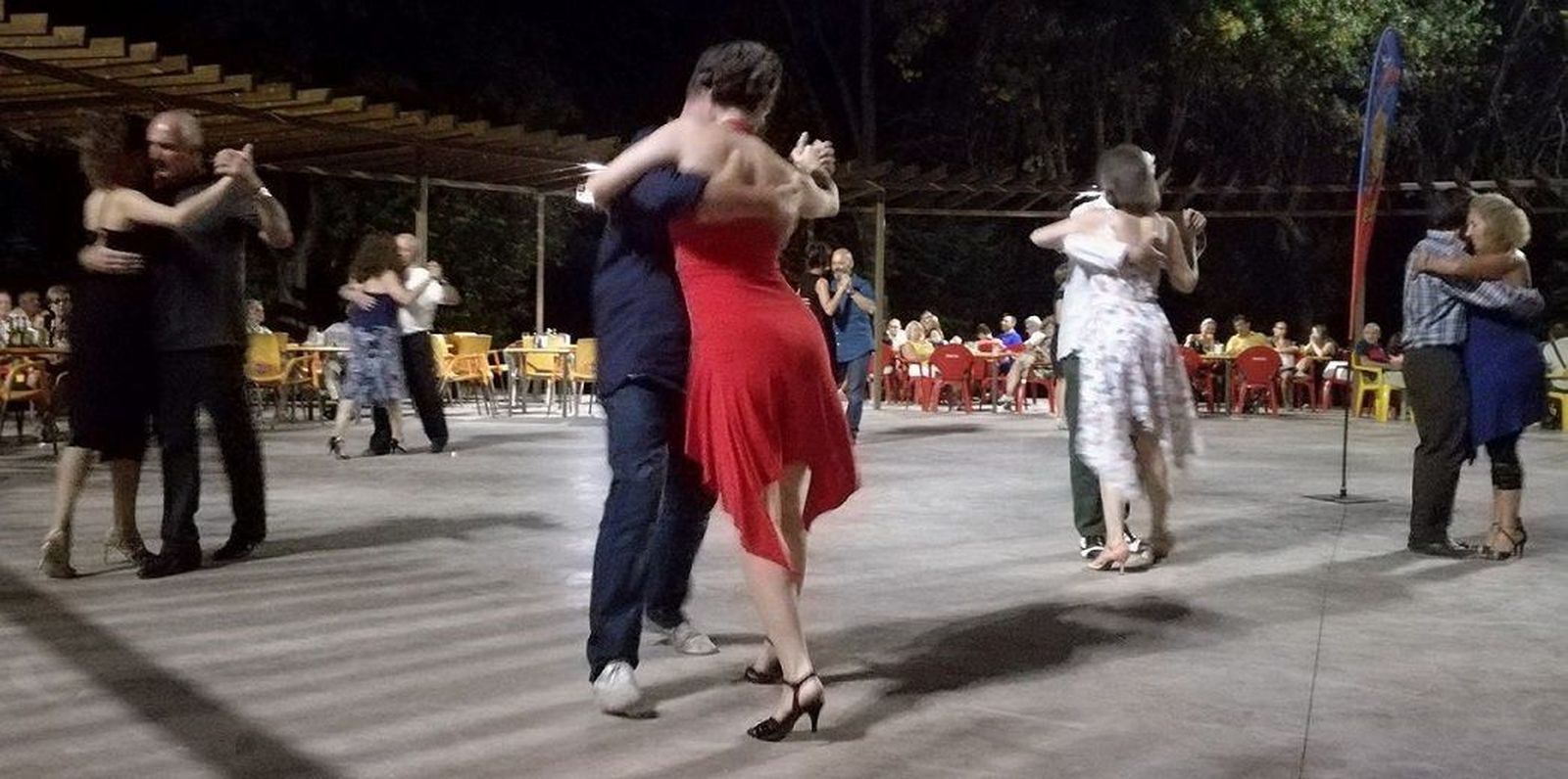 Otra noche de tango en la pérgola del parque de los Jesuitas
