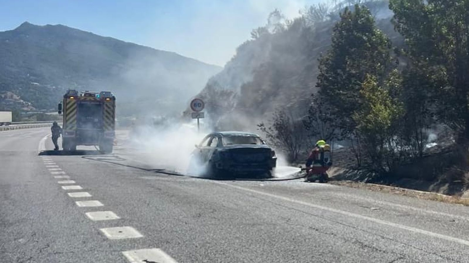 Un coche ardiendo provoca un incendio forestal en Béjar con los bomberos, agentes medio ambientales y la Guardia Civil de Salamanca Un coche ardiendo provoca un incendio forestal en Béjar con los bomberos, agentes medio ambientales y la Guardia Civil de Salamanca