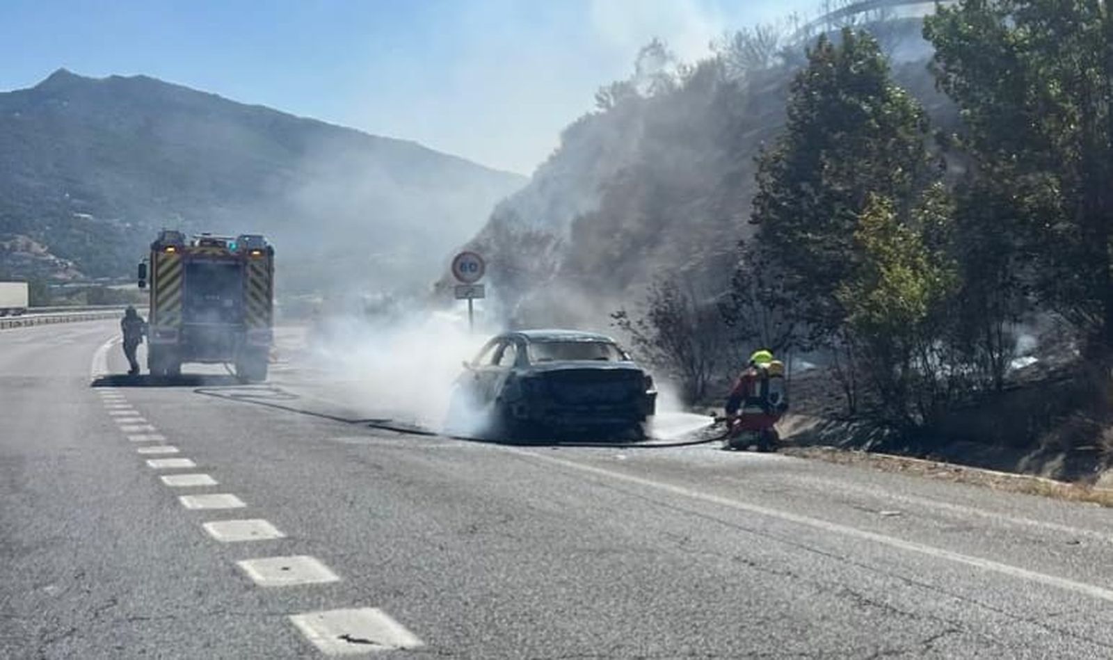 Un coche ardiendo provoca un incendio forestal en Béjar con los bomberos, agentes medio ambientales y la Guardia Civil de Salamanca