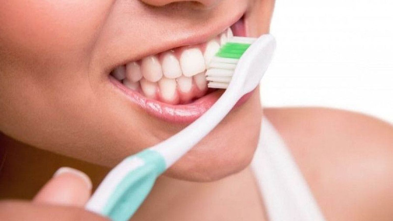 Una mujer se cepilla los dientes