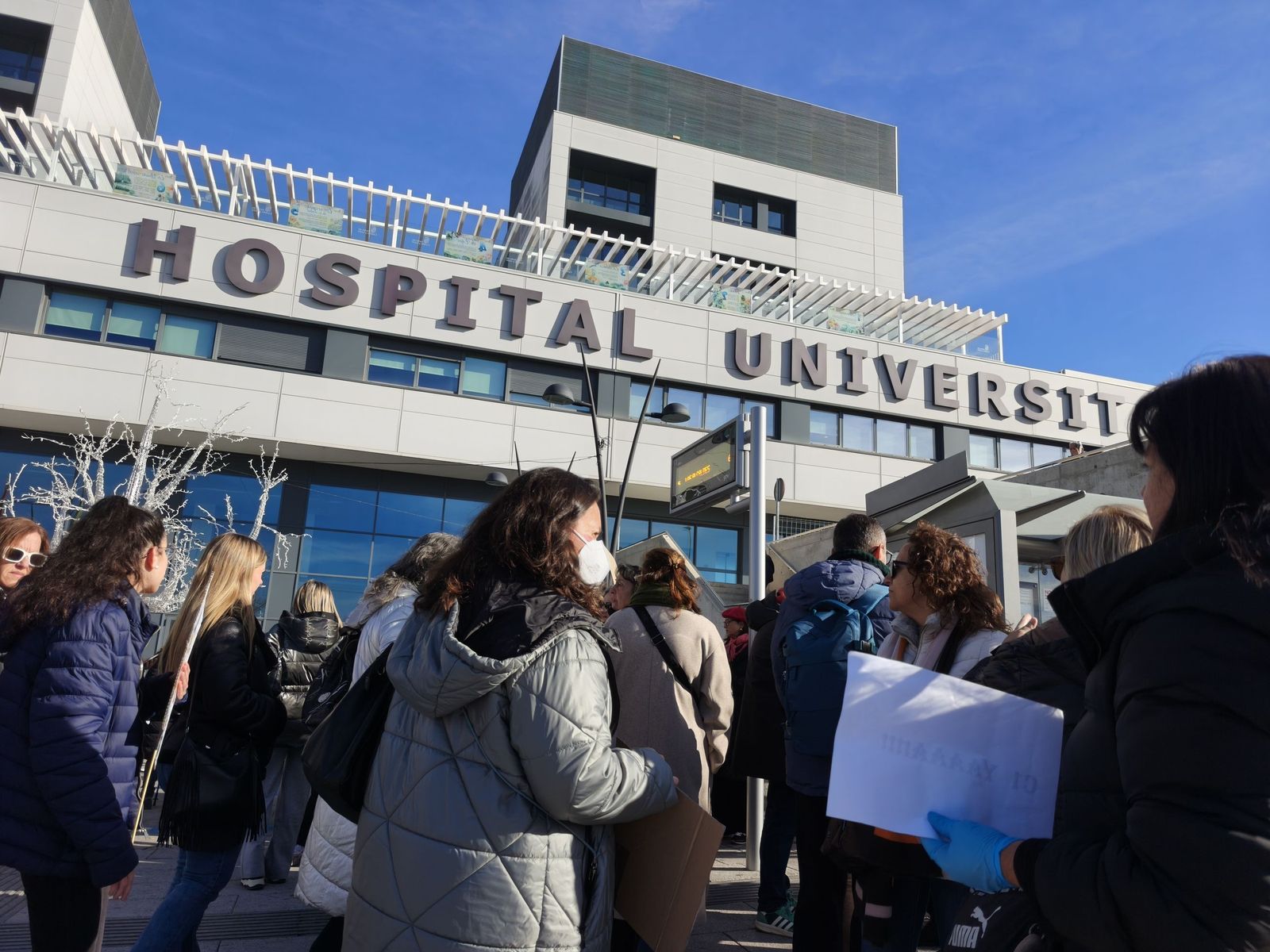 Las TCAEs de Salamanca se concentran a las puertas del hospital de Salamanca