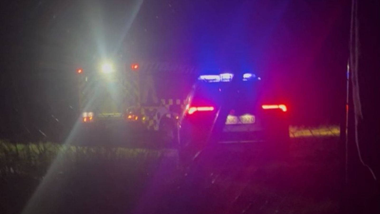 Bomberos y Guardia Civil en el incendio forestal de Cantaracillo