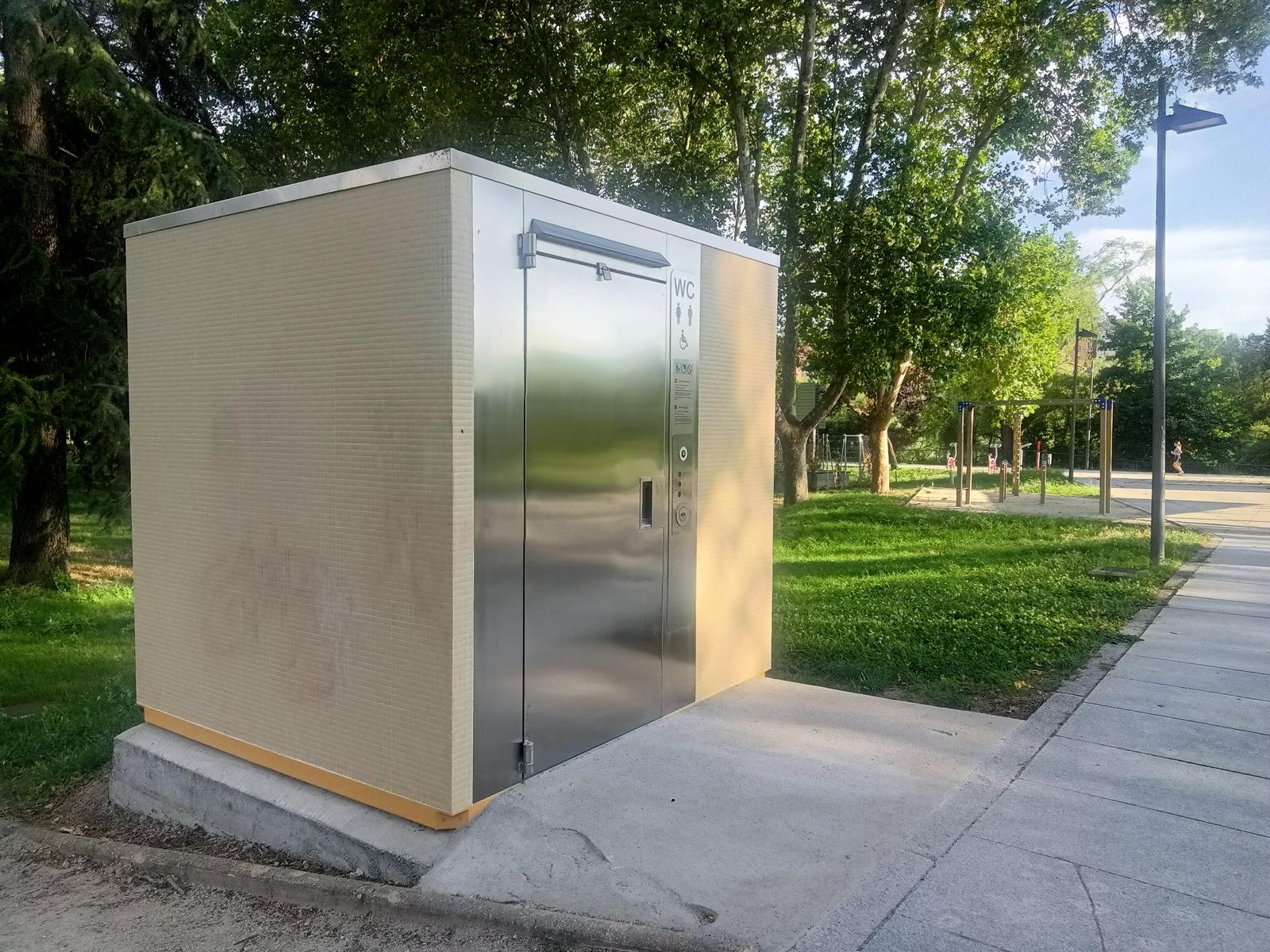 Baño público en el paseo fluvial