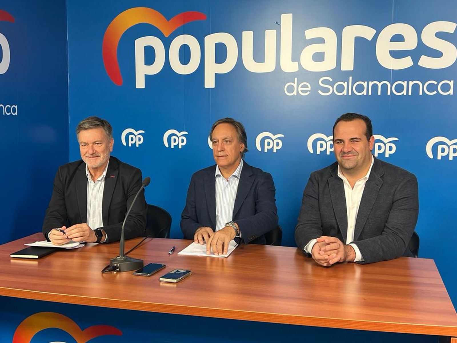 El presidente del Partido Popular de Salamanca, Carlos García Carbayo, junto al secretario del Partido Popular de Castilla y León, Francisco Vázquez y David Mingo secretario general del partido en la rueda de prensa de este viernes en la sede provincial del PP Salamanca. Foto S24H
