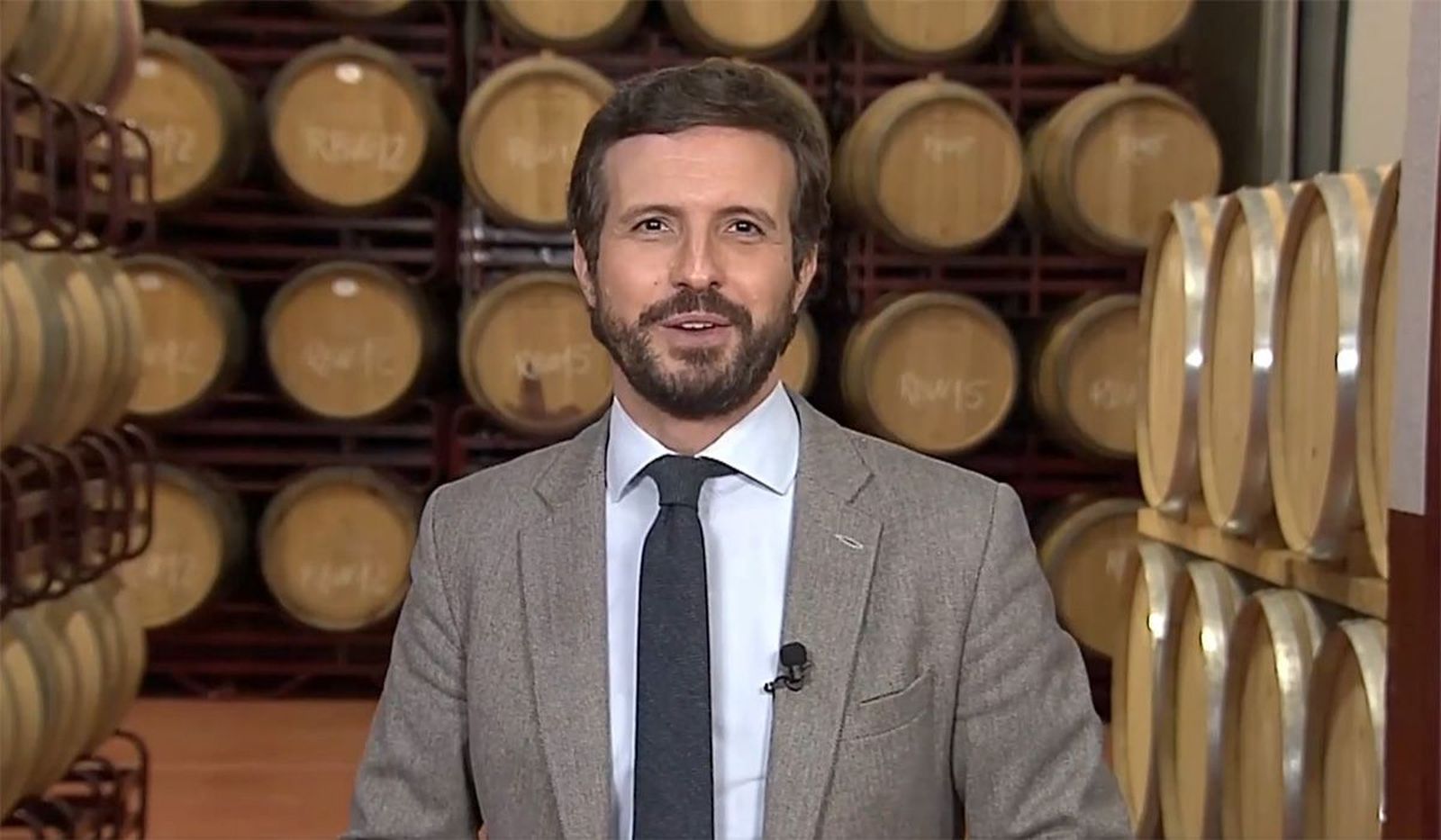 Pablo Casado en una bodega de Toro