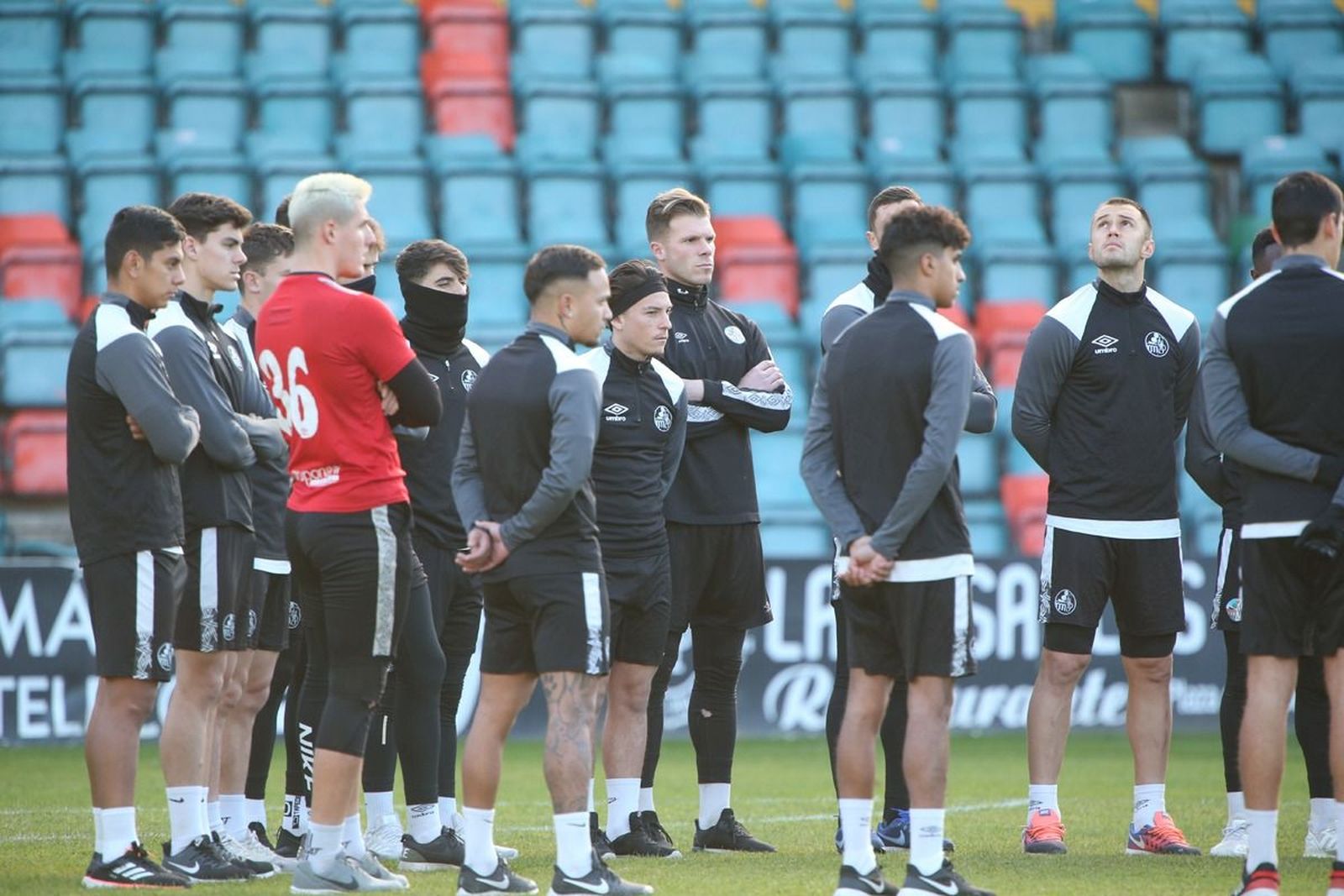Los jugadores del Salamanca CF UDS escuchan las instrucciones de Calderón / FOTO SALAMANCA24HORAS.COM