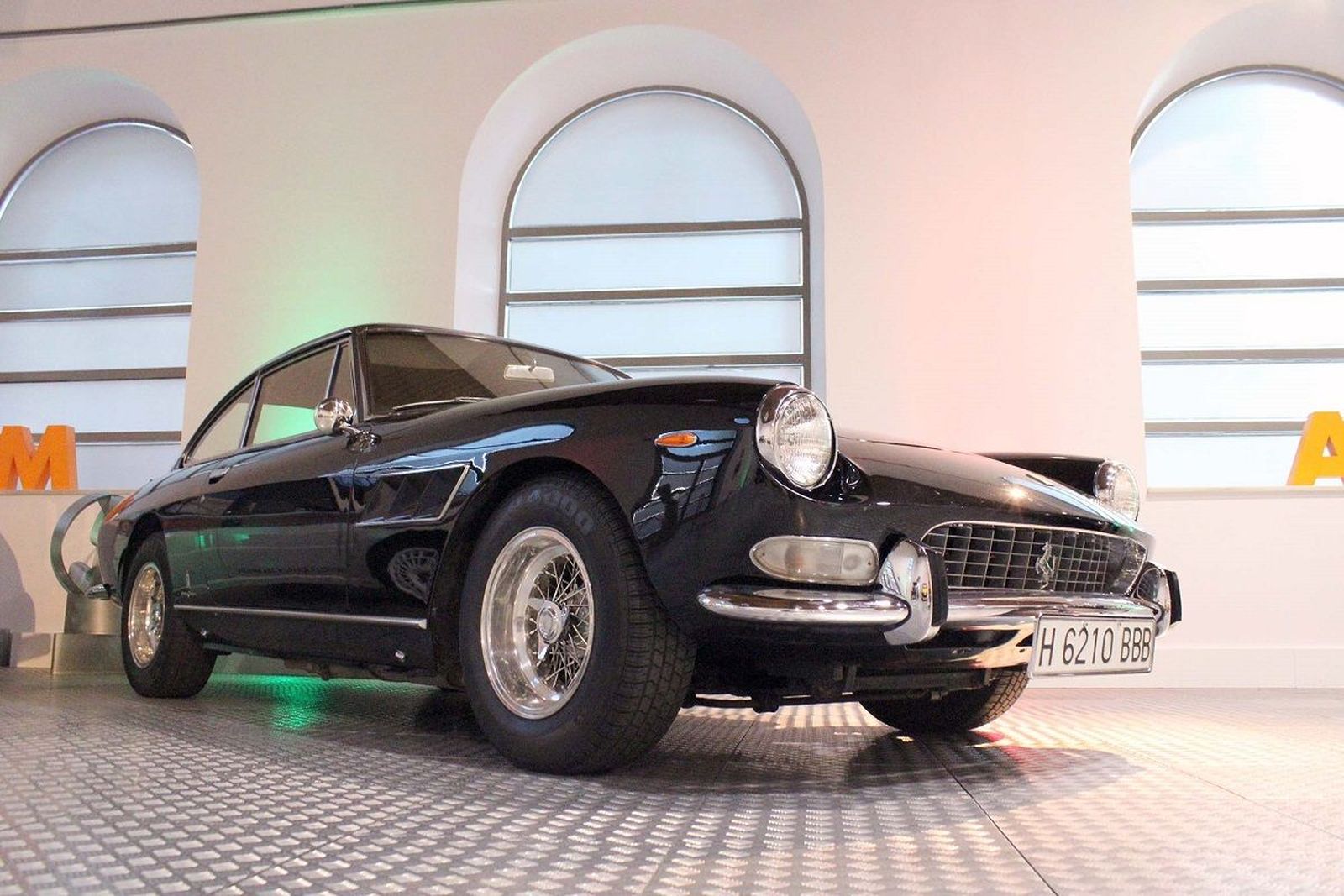 Ferrari 330 GT que se expone en el Museo de Historia de la Automoción de Salamanca