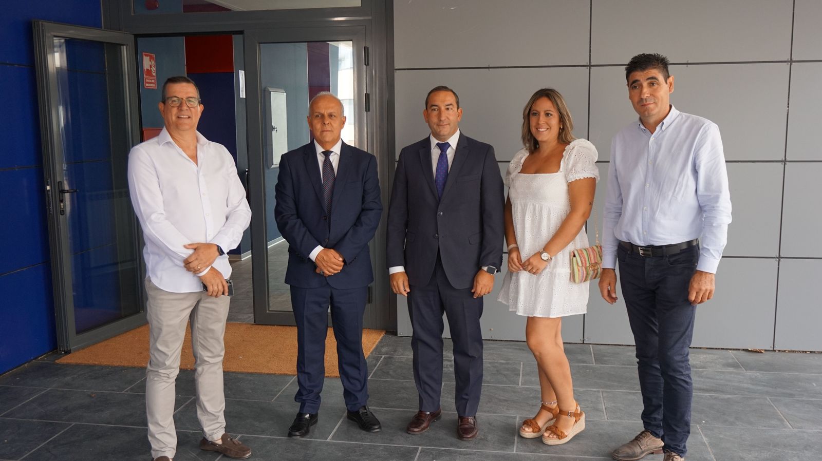 Eloy Ruiz y Ángel Morín (junto a Satur Hernández y los concejales del Ayuntamiento de Castellanos de Moriscos, Belén Vacas e Ildefonso Curto Prieto) presentan los datos de escolarización en Castellanos de Moriscos (