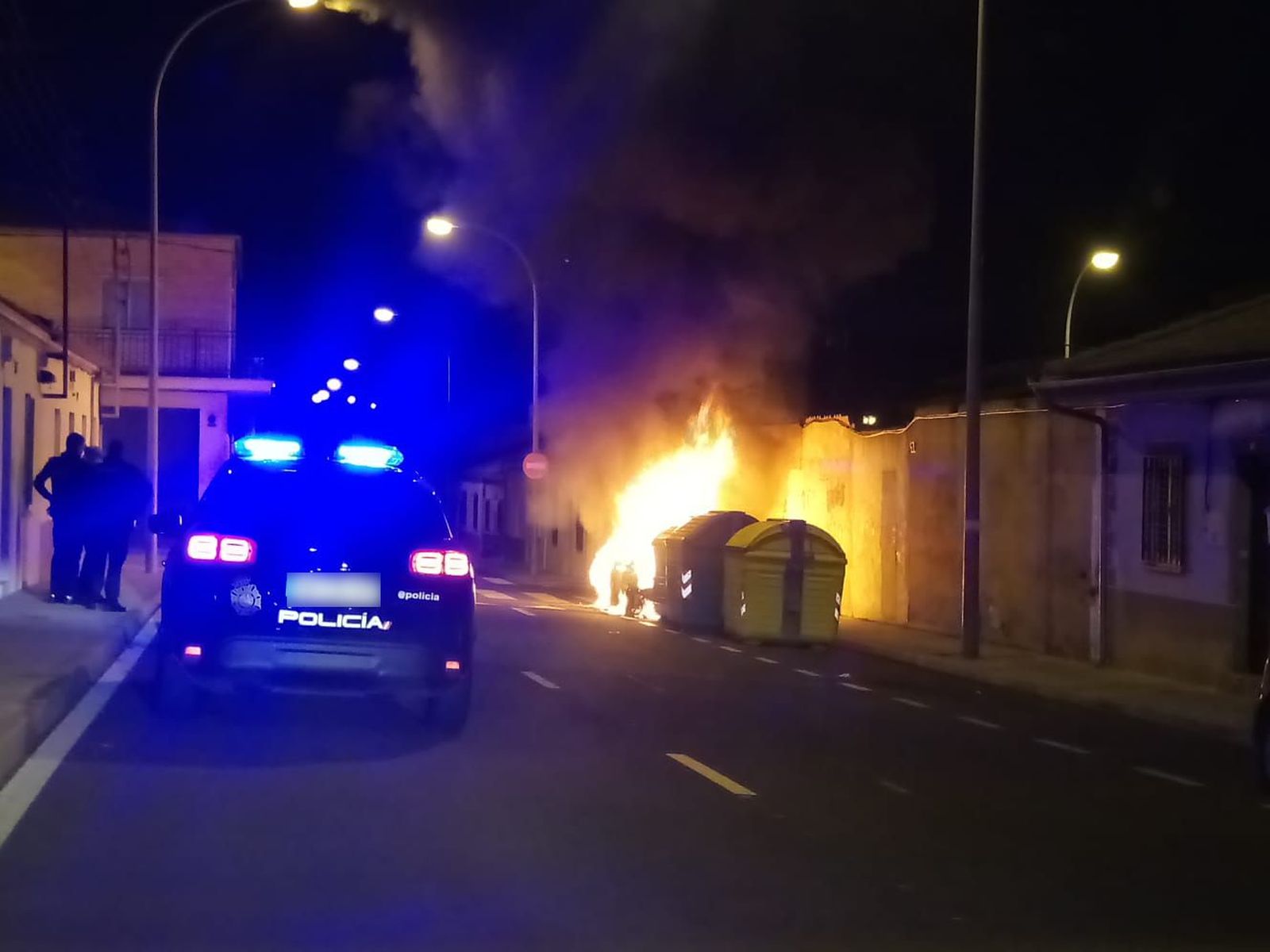 Coche ardiendo en el barrio de Chamberí
