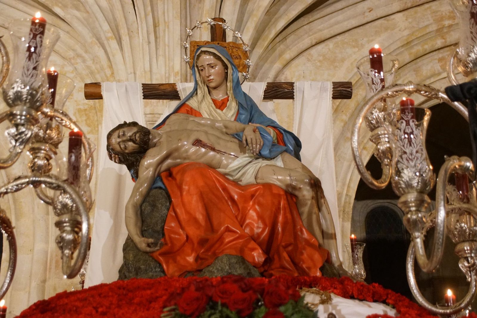 Salamanca bajo el palio de la Esperanza: las fotos que deja el Viernes Santo.